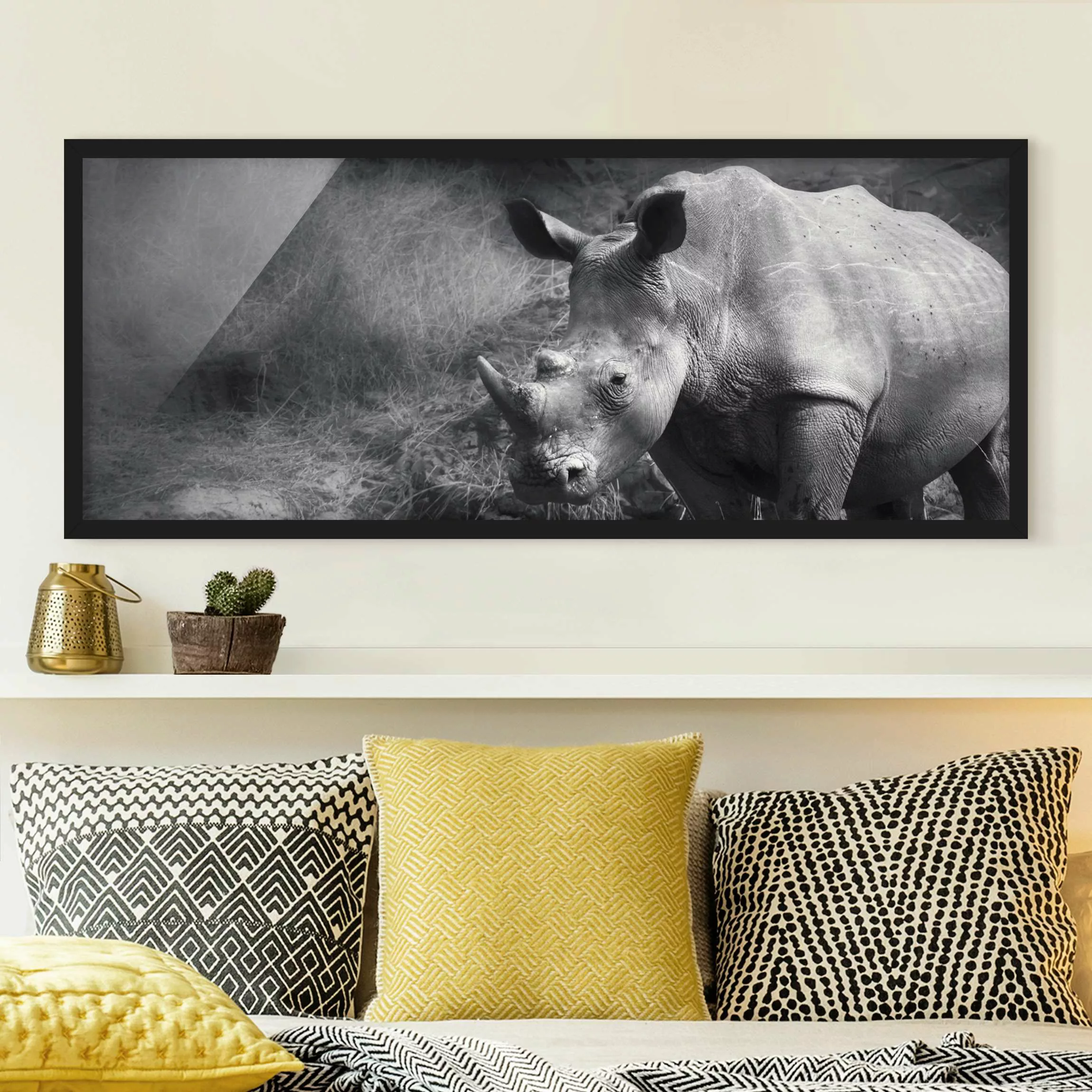 Bild mit Rahmen Schwarz-Weiß - Panorama Lonesome Rhinoceros günstig online kaufen
