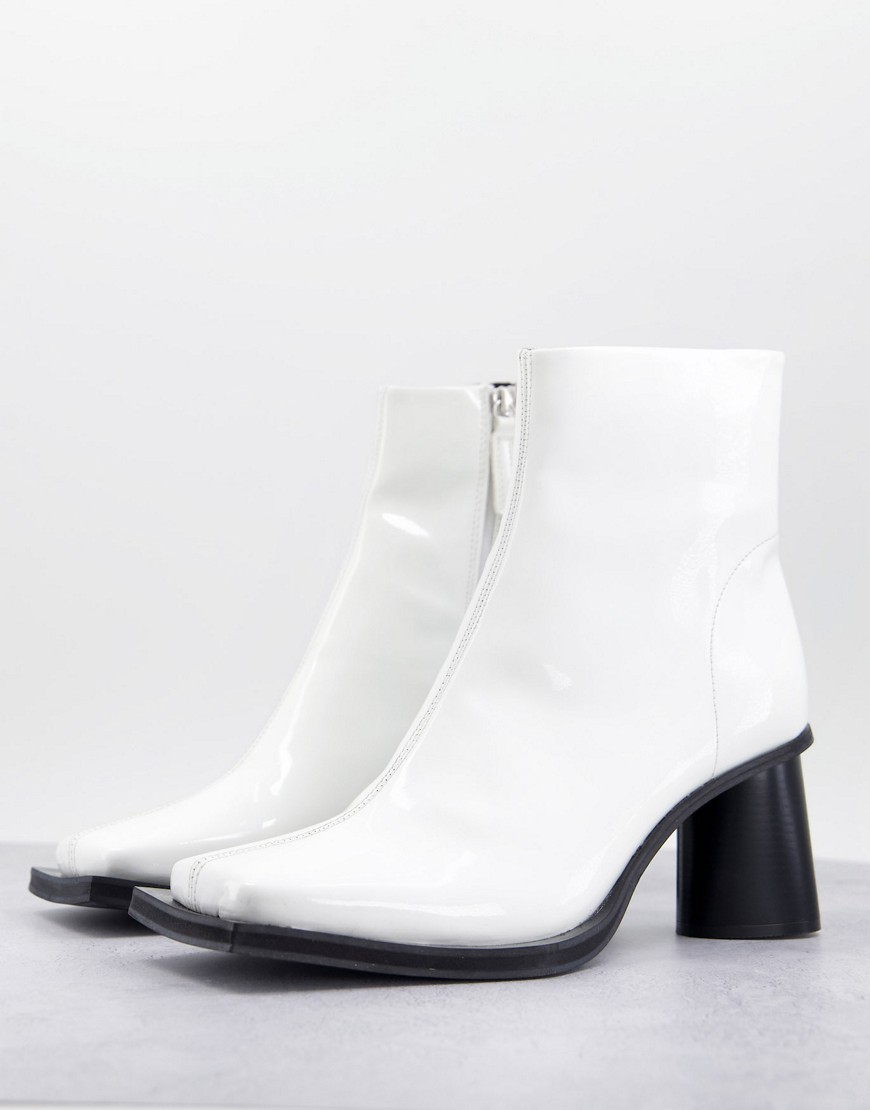 ASOS DESIGN – Chelsea-Stiefel aus Kunstleder in Weiß lackiert mit Absatz un günstig online kaufen
