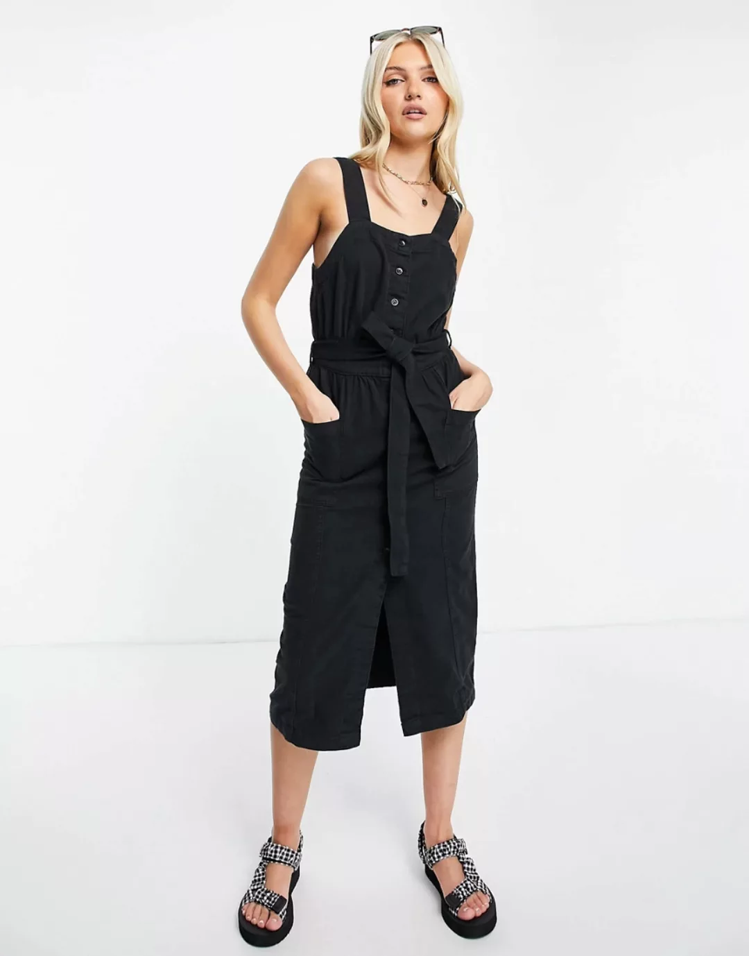 Monki – Bibbi – Midi-Jeanskleid aus Bio-Baumwolle in Schwarz mit Taillensch günstig online kaufen