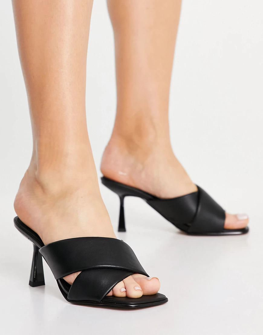 River Island – Sandalen in Schwarz mit Absatz und überkreuzten Riemen günstig online kaufen