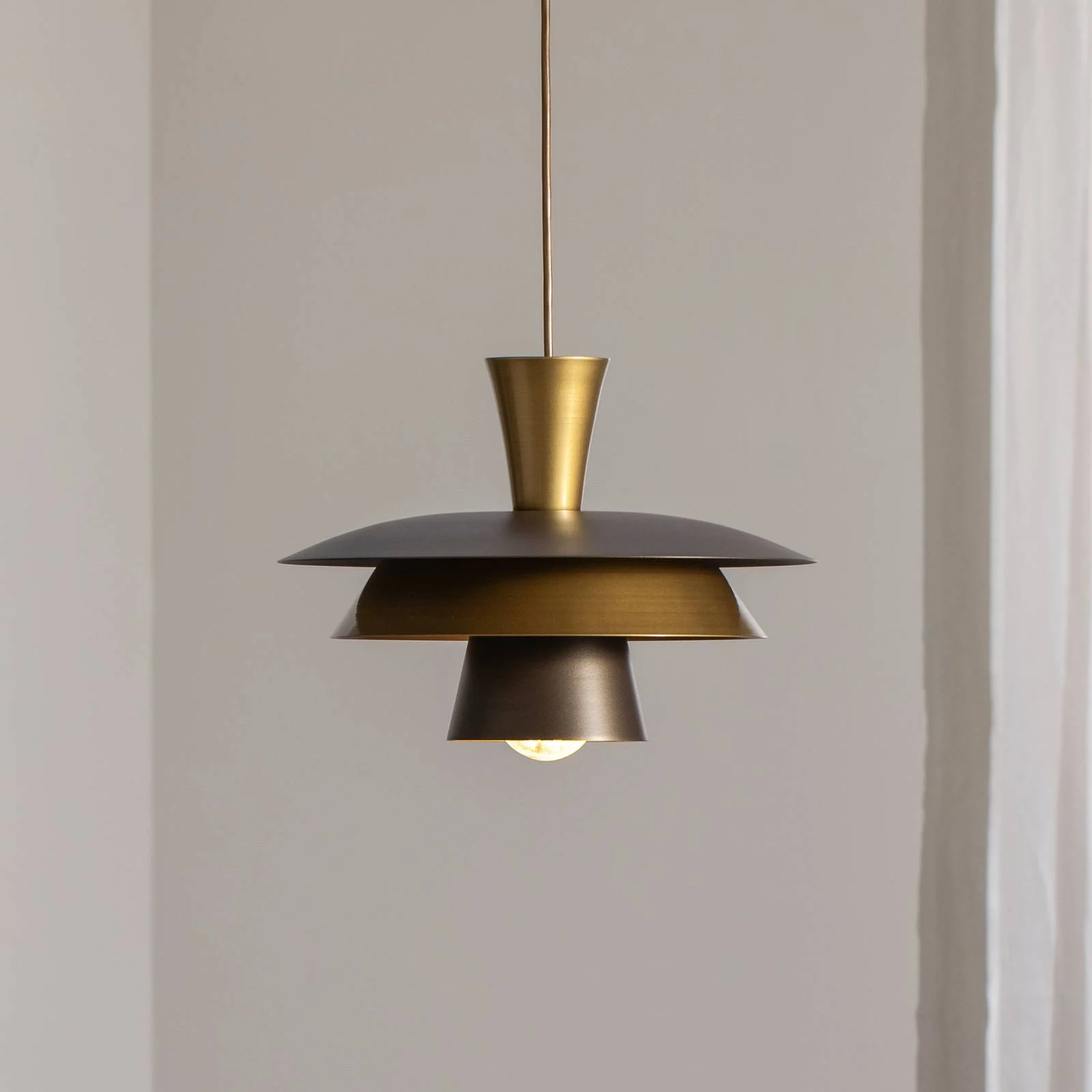 Pendellampe Plato, titanfarben/goldfarben, Ø 34 cm, Stahl günstig online kaufen