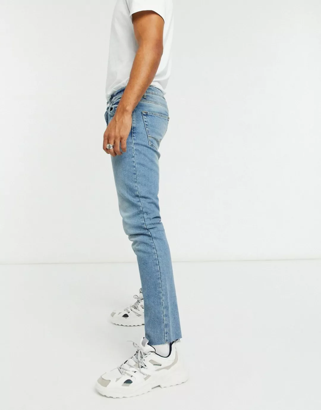 ASOS DESIGN – Schmal geschnittene, überfärbte, ungesäumte Jeans in verwasch günstig online kaufen