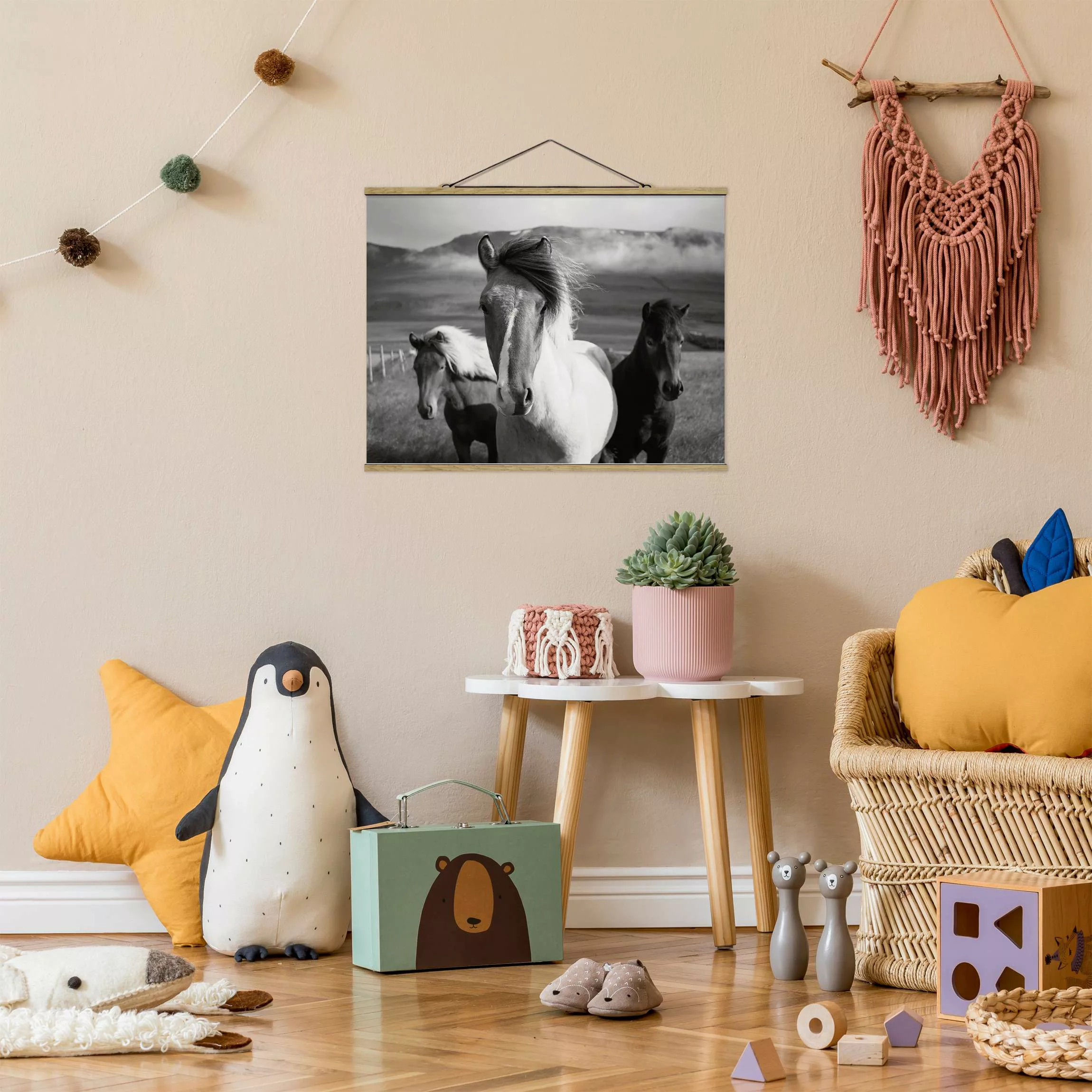 Stoffbild mit Posterleisten Wildpferde Schwarz-Weiß günstig online kaufen