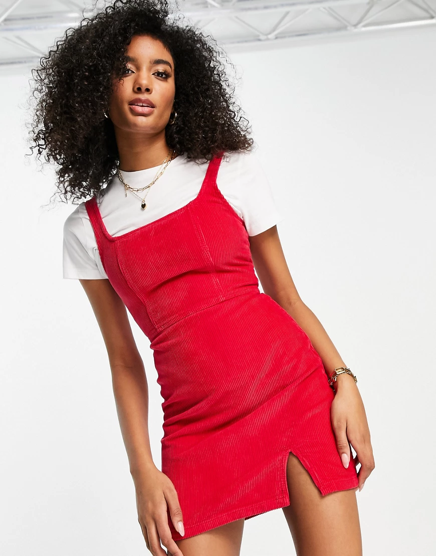 ASOS DESIGN – Figurbetontes Latzkleid aus Cord in Rosa günstig online kaufen