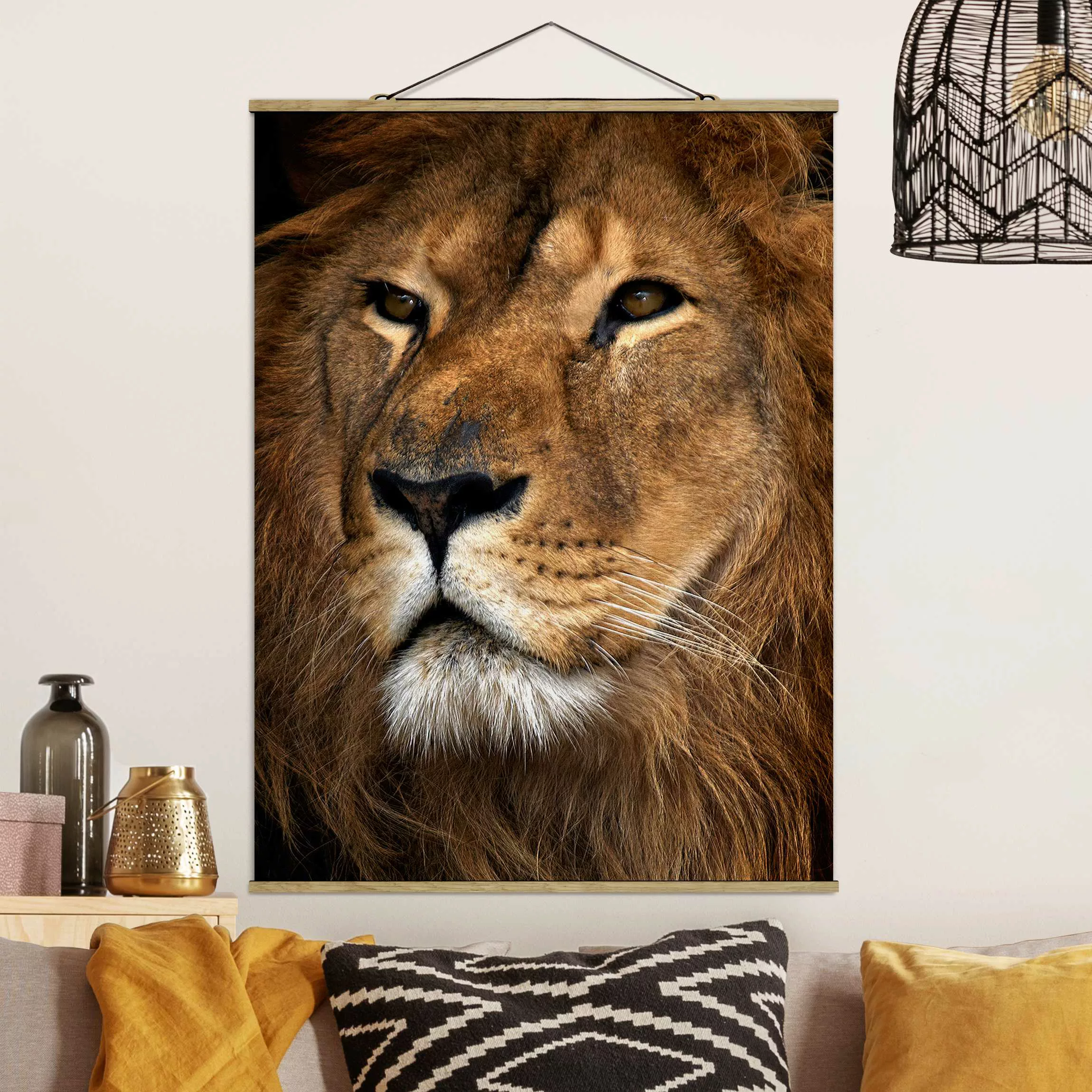 Stoffbild Tiere mit Posterleisten - Hochformat Löwenblick günstig online kaufen