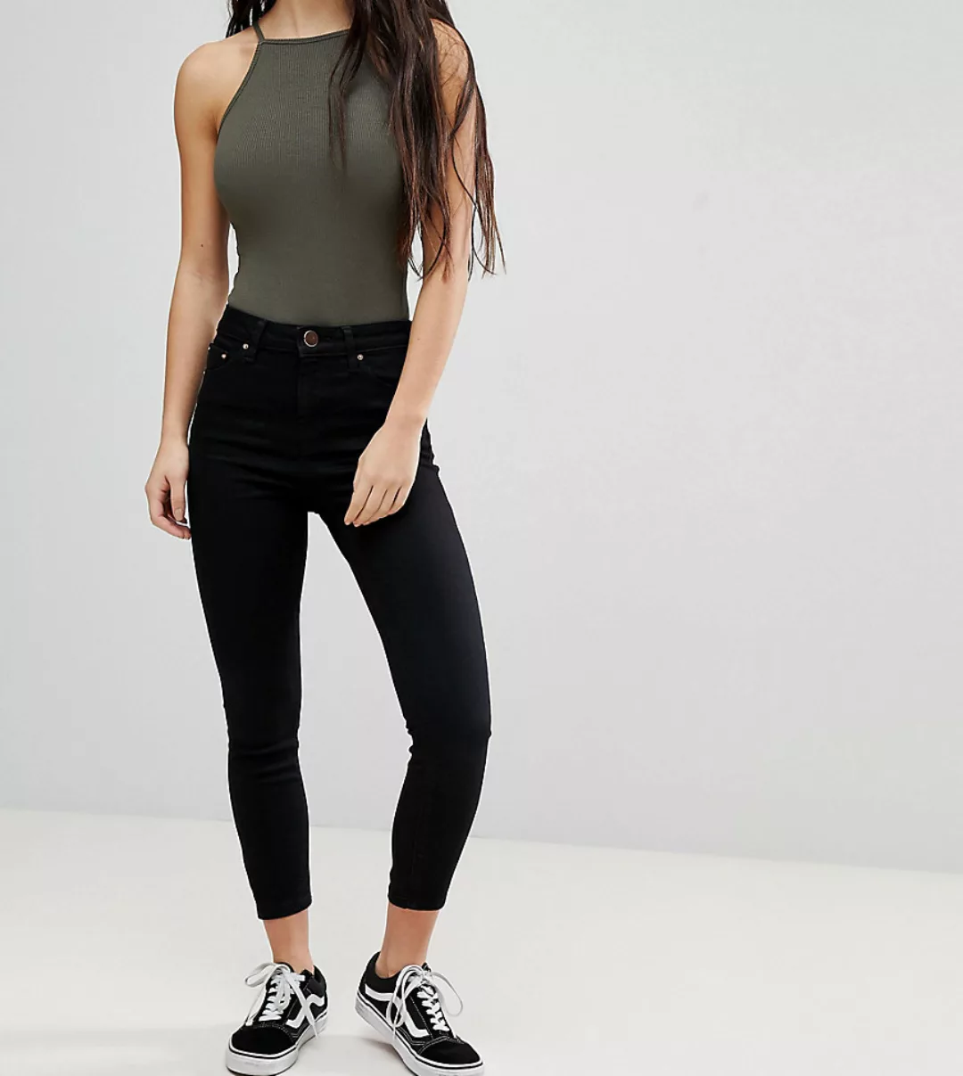 ASOS DESIGN Petite – Ridley – Enge Jeans mit hohem Bund in reinem Schwarz günstig online kaufen