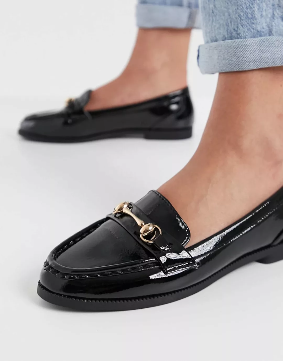 New Look – Schwarze Loafer in Lackoptik mit Kettendetail günstig online kaufen