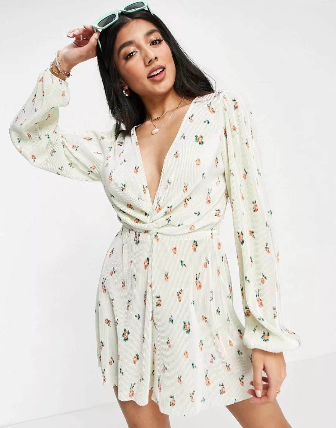 ASOS DESIGN – Plissee-Playsuit mit verdrehter Vorderseite und sommerlichem günstig online kaufen