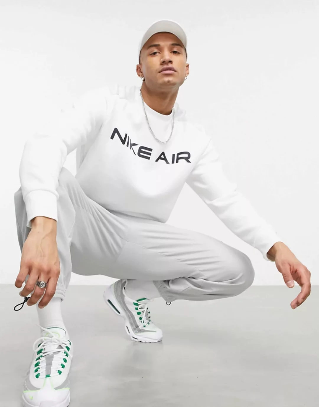Nike – Air – Sweatshirt mit Rundhalsausschnitt in Weiß günstig online kaufen