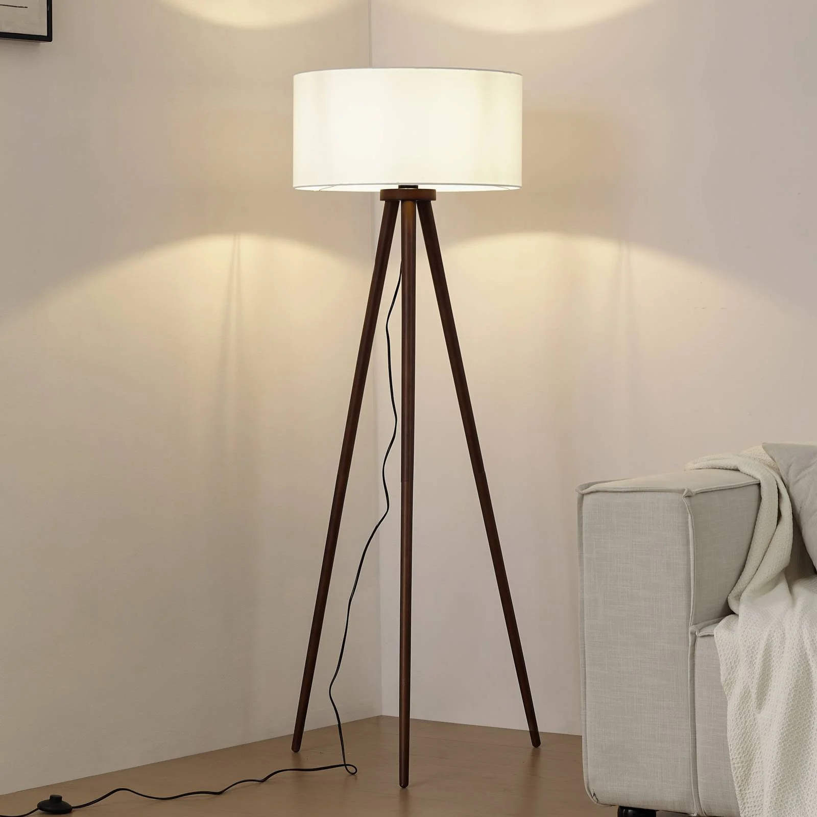 Lindby Stehleuchte Charlia, weiß, Wallnussholz, Höhe 150 cm günstig online kaufen