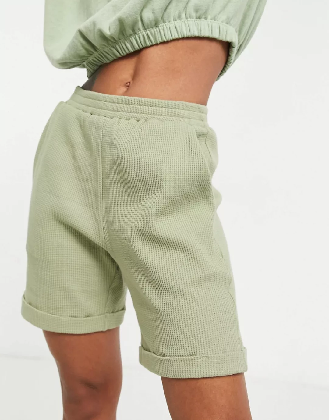 Skylar Rose – Gerippte Shorts in Khaki mit hohem Bund, Kombiteil-Grün günstig online kaufen