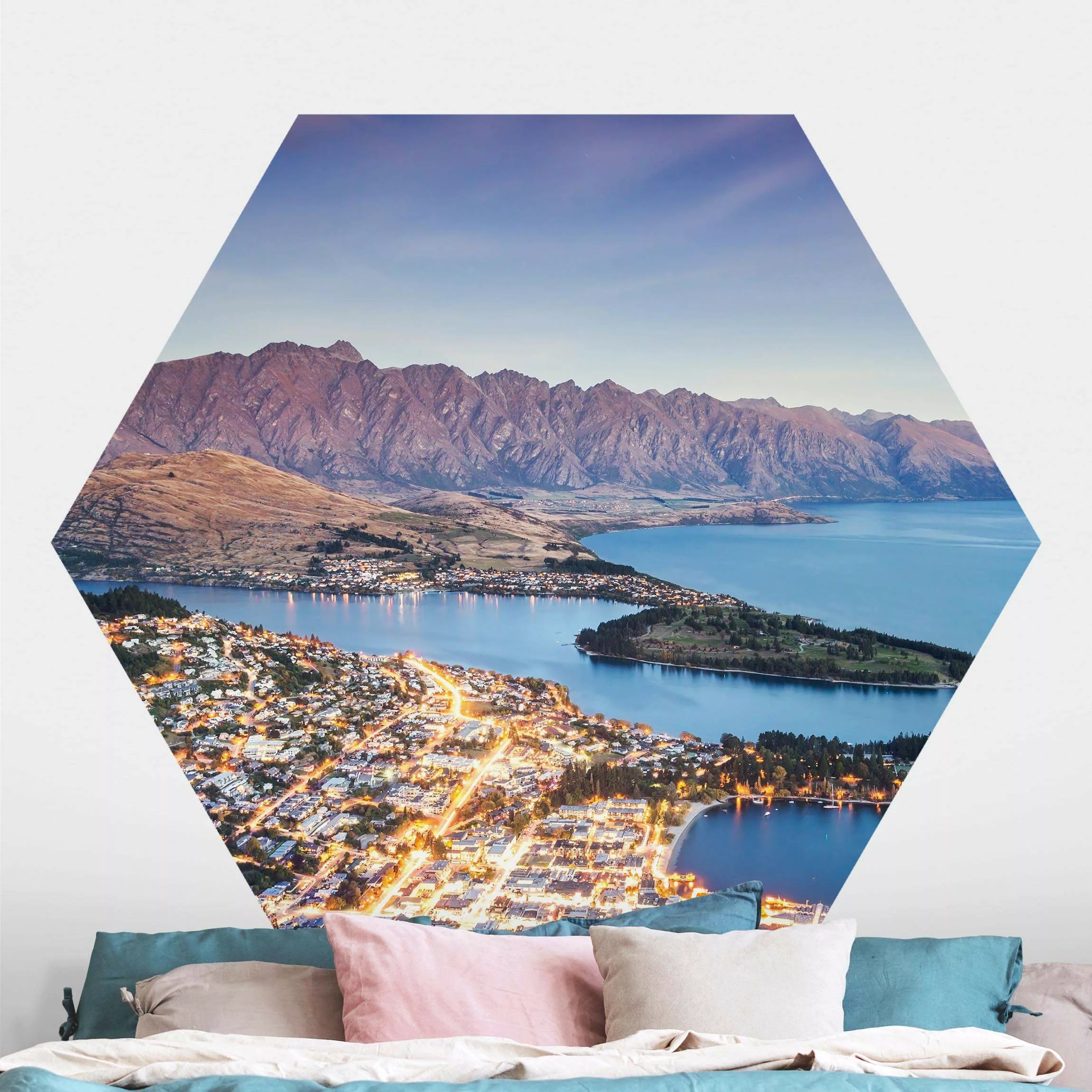 Hexagon Fototapete selbstklebend Zwischen Meer und Bergen günstig online kaufen