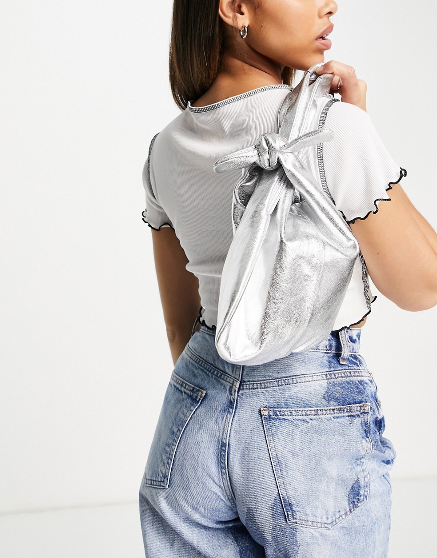 Topshop – Handtasche aus hochwertigem Leder in Silber mit einem Riemen-Brau günstig online kaufen