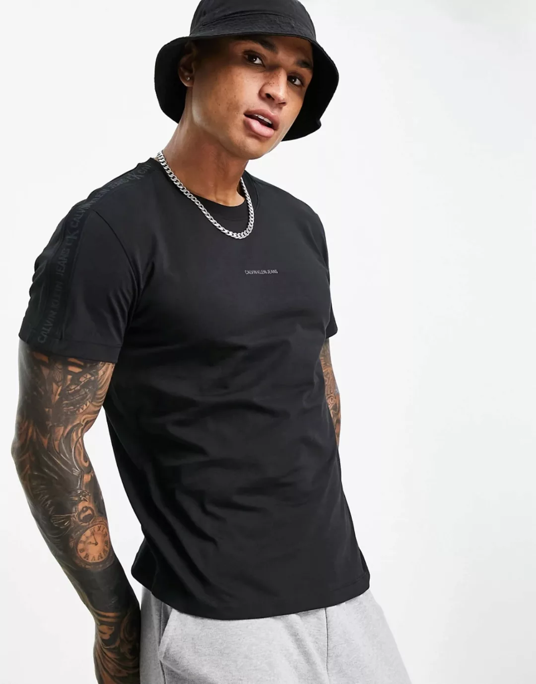 Calvin Klein Jeans – T-Shirt in Schwarz mit Logo und Jacquard-Schulterdetai günstig online kaufen