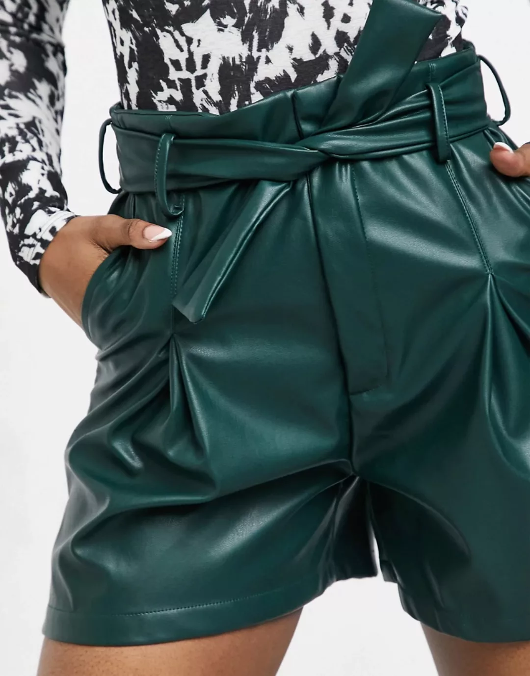 Unique21 – Shorts aus PU mit Bindegürtel in Grün günstig online kaufen