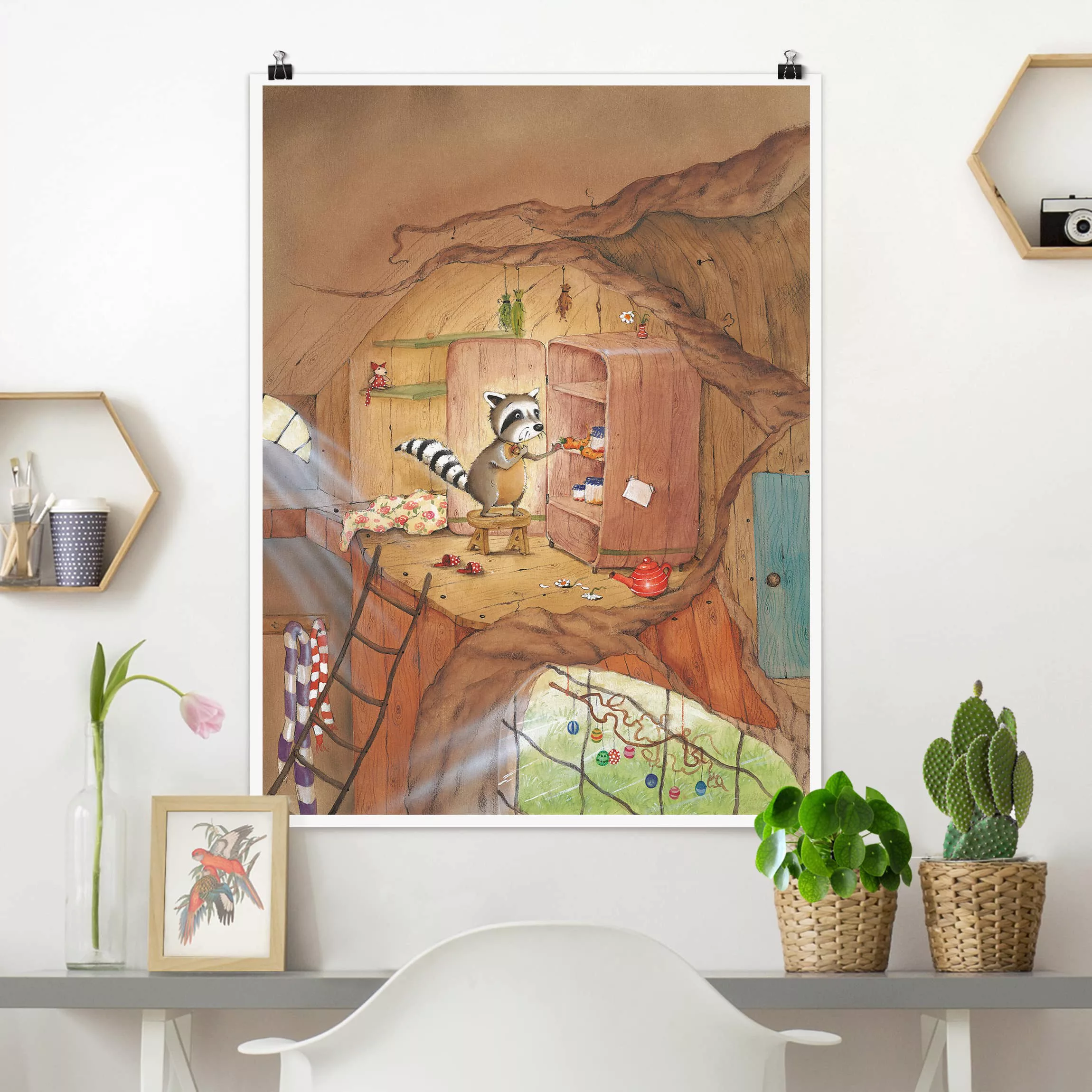 Poster Kinderzimmer - Hochformat Wassili Waschbär - Wassili am Küchenschran günstig online kaufen