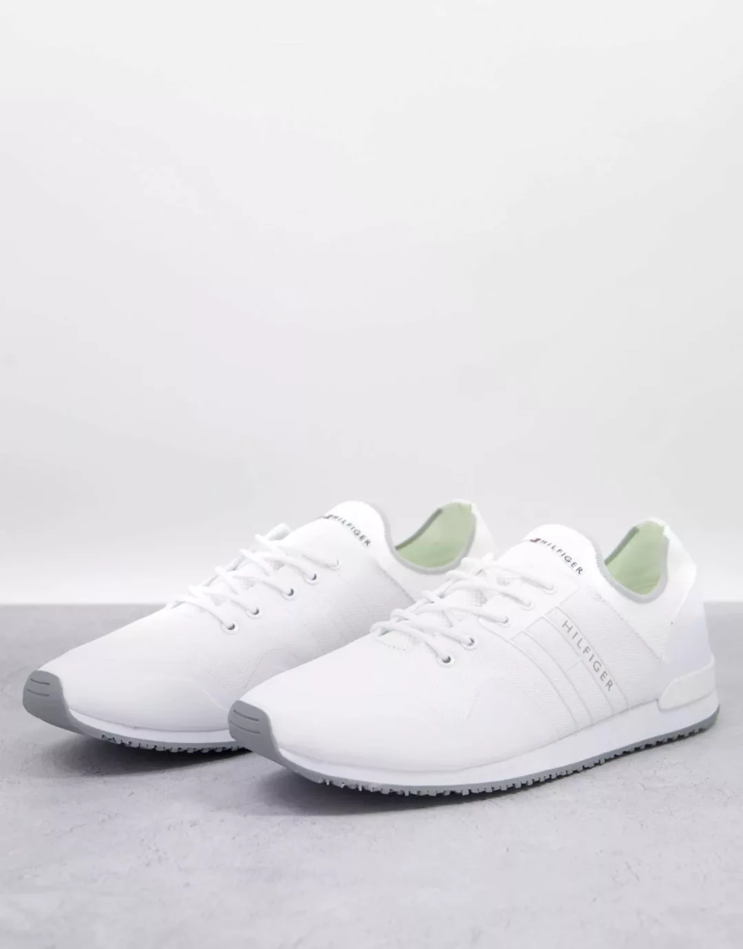 Tommy Hilfiger – Iconic – Sneaker in Weiß mit seitlichem Textlogo günstig online kaufen