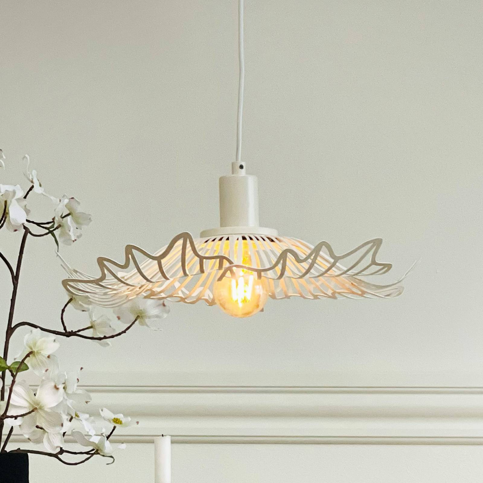 Dyberg Larsen Hängelampe Flora, perlweiß, Ø 40 cm, Metall günstig online kaufen