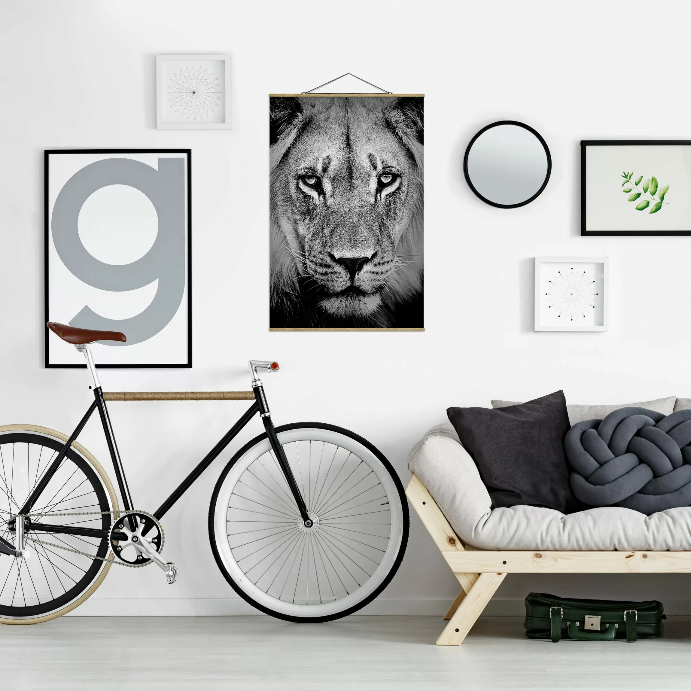 Stoffbild Tiere mit Posterleisten - Hochformat Alter Löwe günstig online kaufen