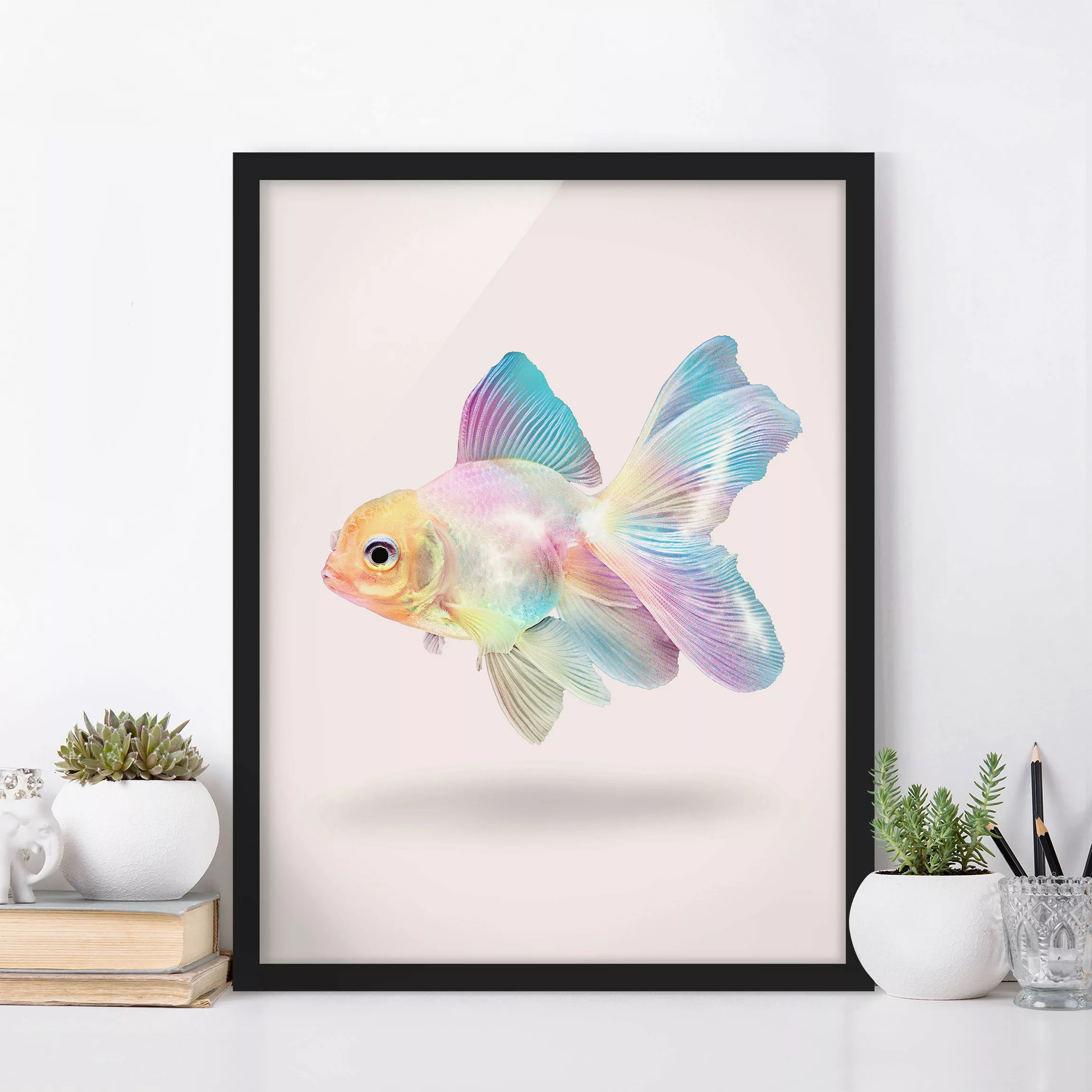 Bild mit Rahmen Tiere - Hochformat Fisch in Pastell günstig online kaufen