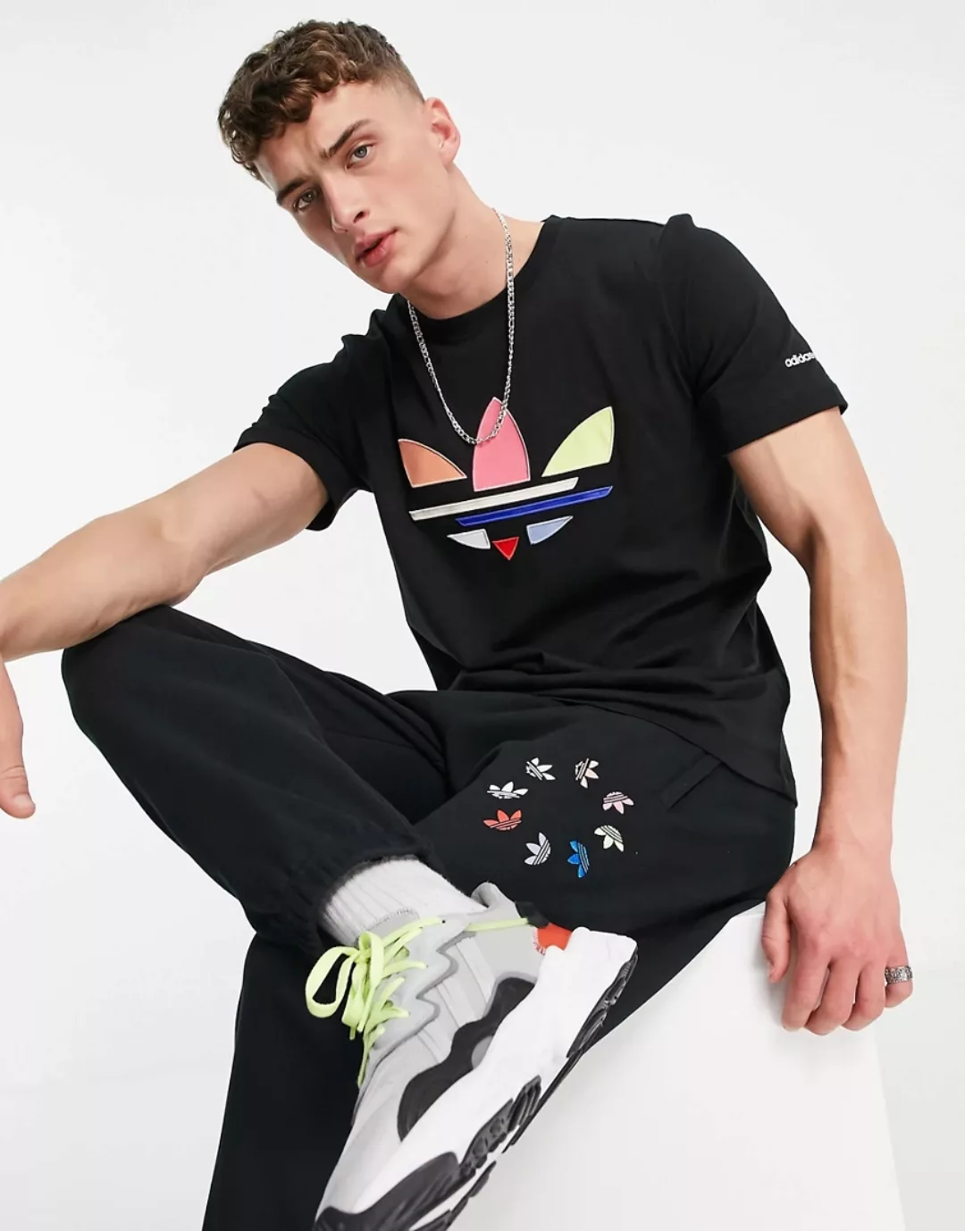 adidas Originals – T-Shirt in Schwarz mit auffälligem Dreiblatt-Logo in zer günstig online kaufen