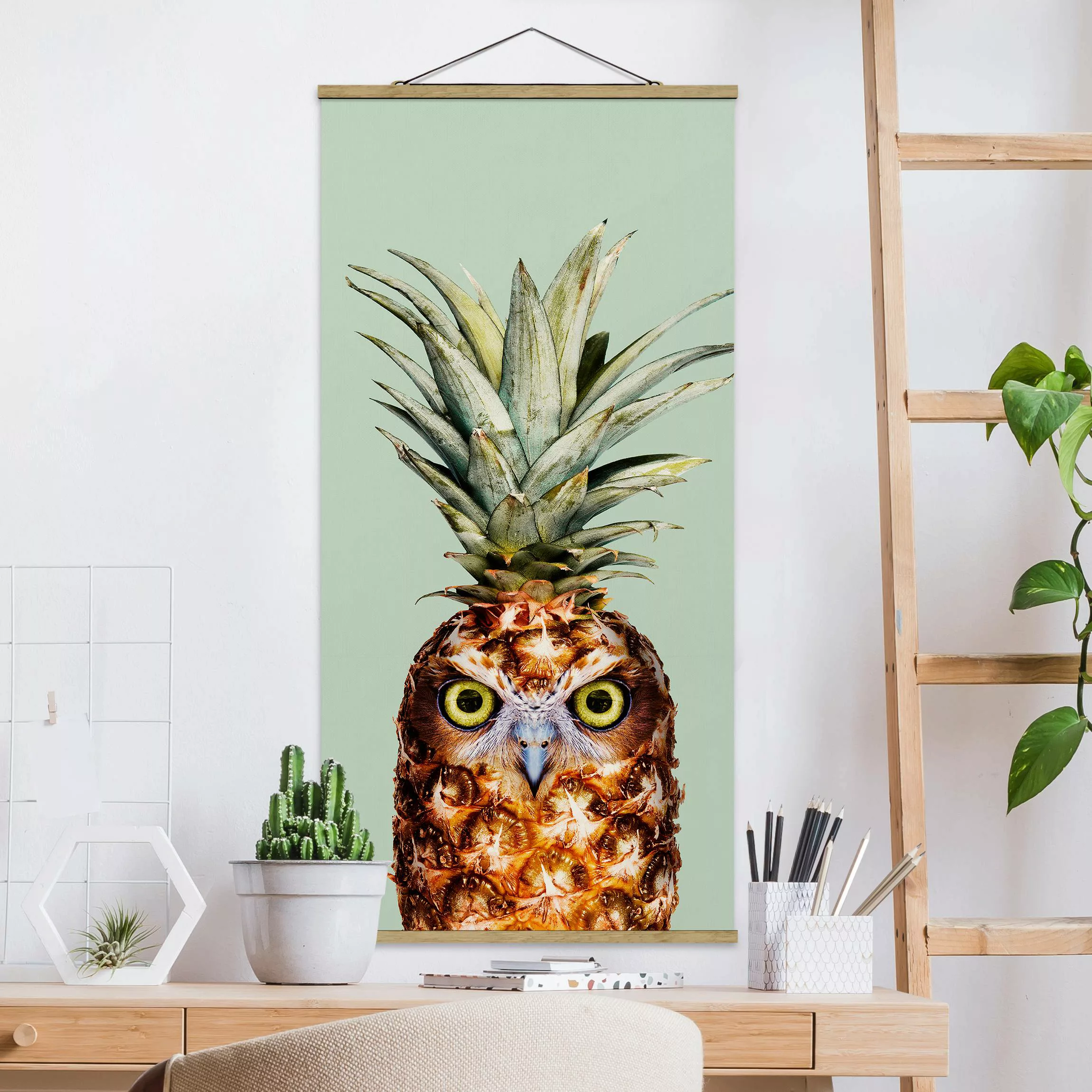 Stoffbild Tiere mit Posterleisten - Hochformat Ananas mit Eule günstig online kaufen