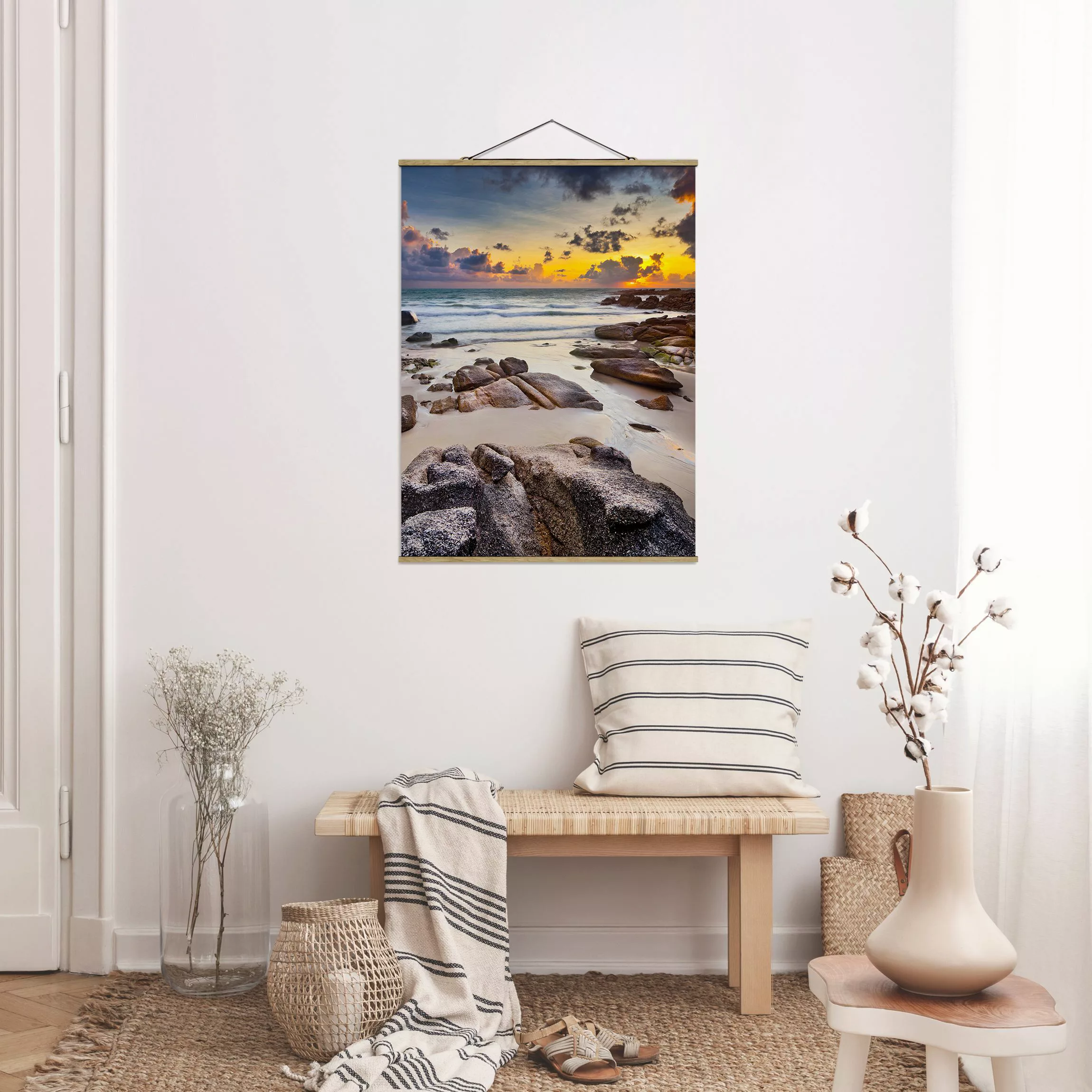 Stoffbild Strand mit Posterleisten - Hochformat Strand Sonnenaufgang in Tha günstig online kaufen