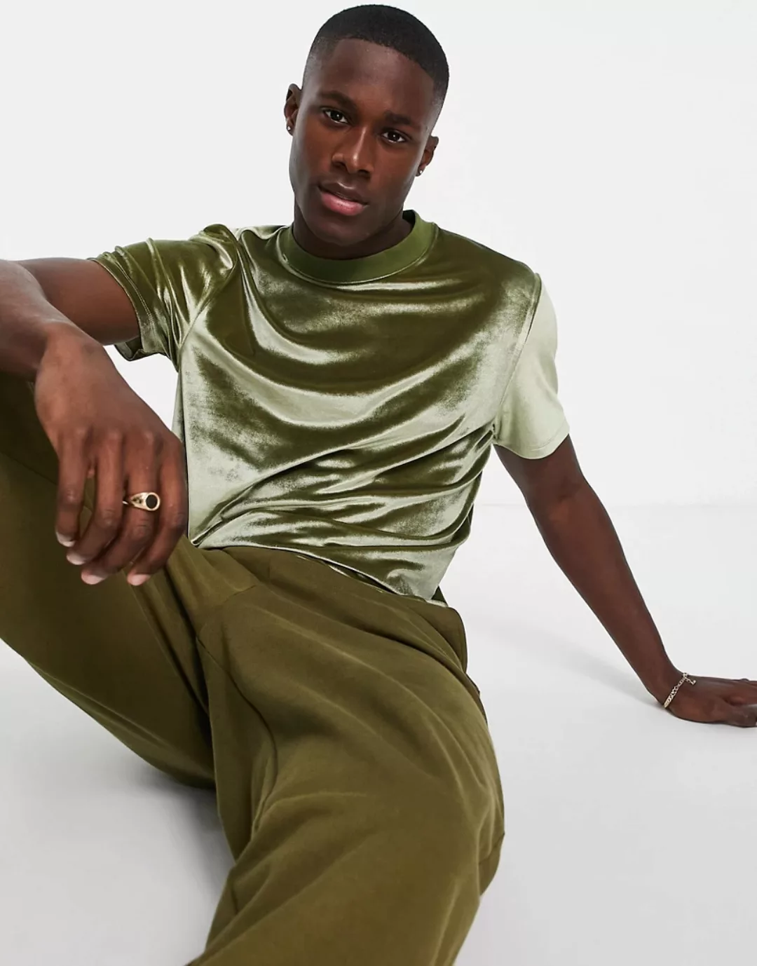 ASOS DESIGN – T-Shirt aus Velours in Khaki-Grün günstig online kaufen