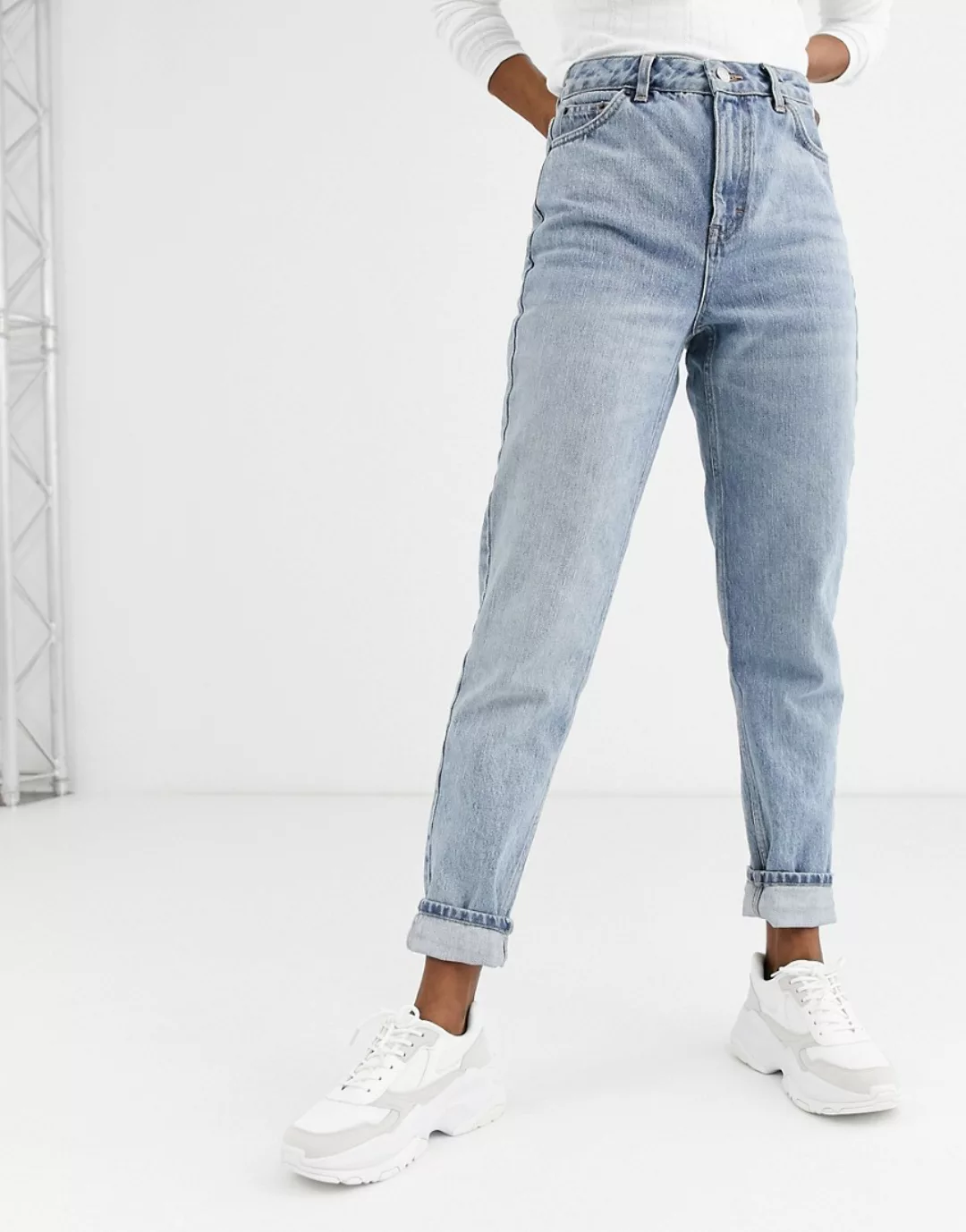 Topshop – Mom-Jeans mit ausgebleichter Waschung-Blau günstig online kaufen