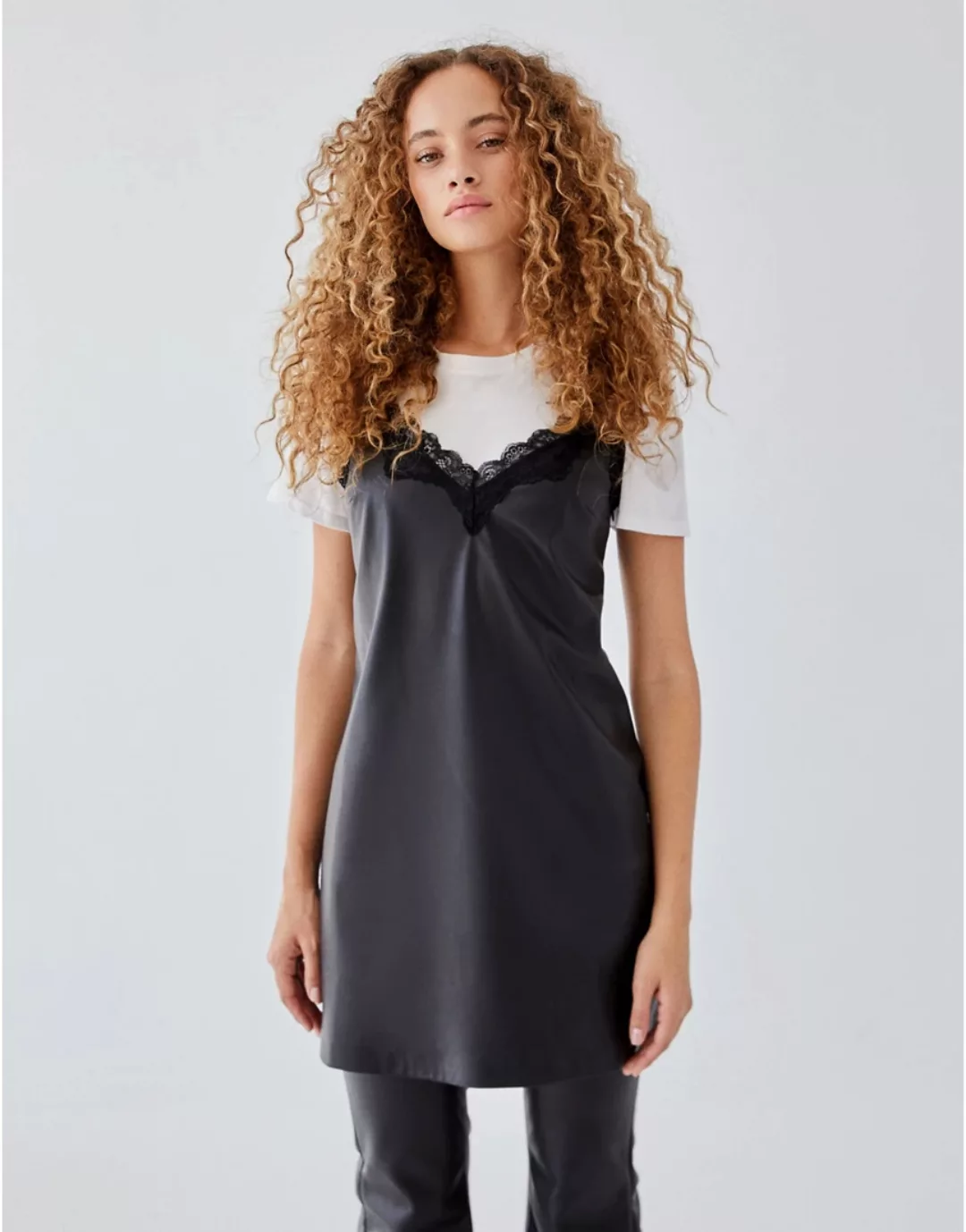 Bershka – Trägerkleid aus Kunstleder in Schwarz mit Spitzenborte günstig online kaufen