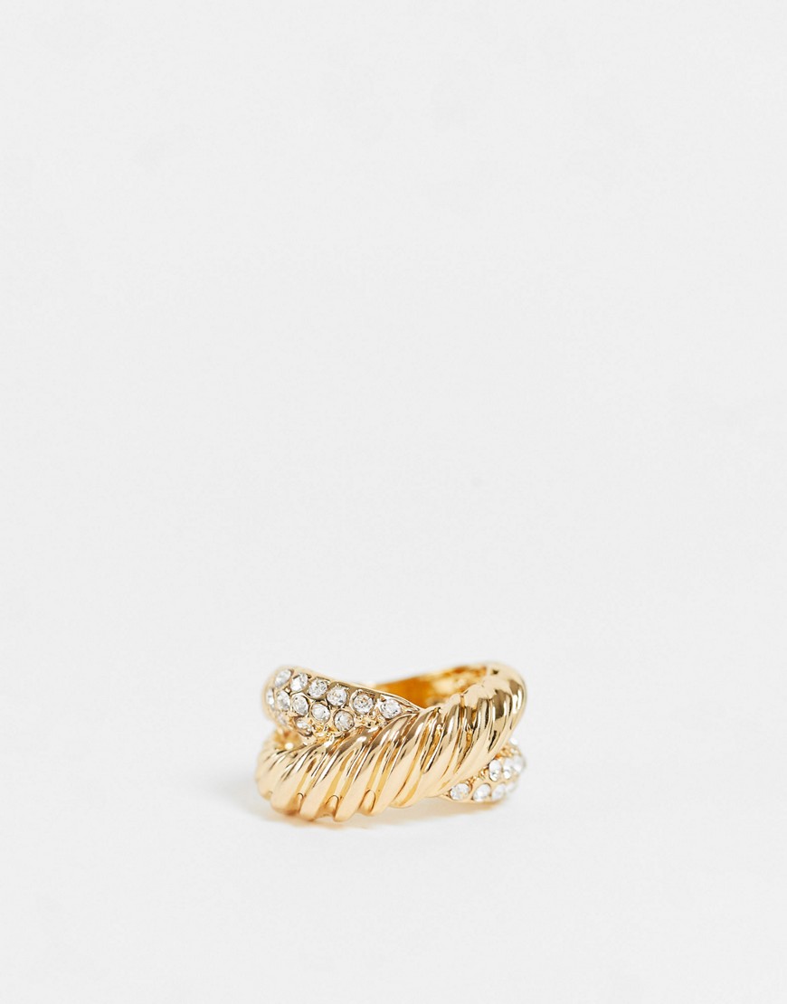 DesignB London – Breiter, verdrehter Ring in Gold-Pavé-Goldfarben günstig online kaufen