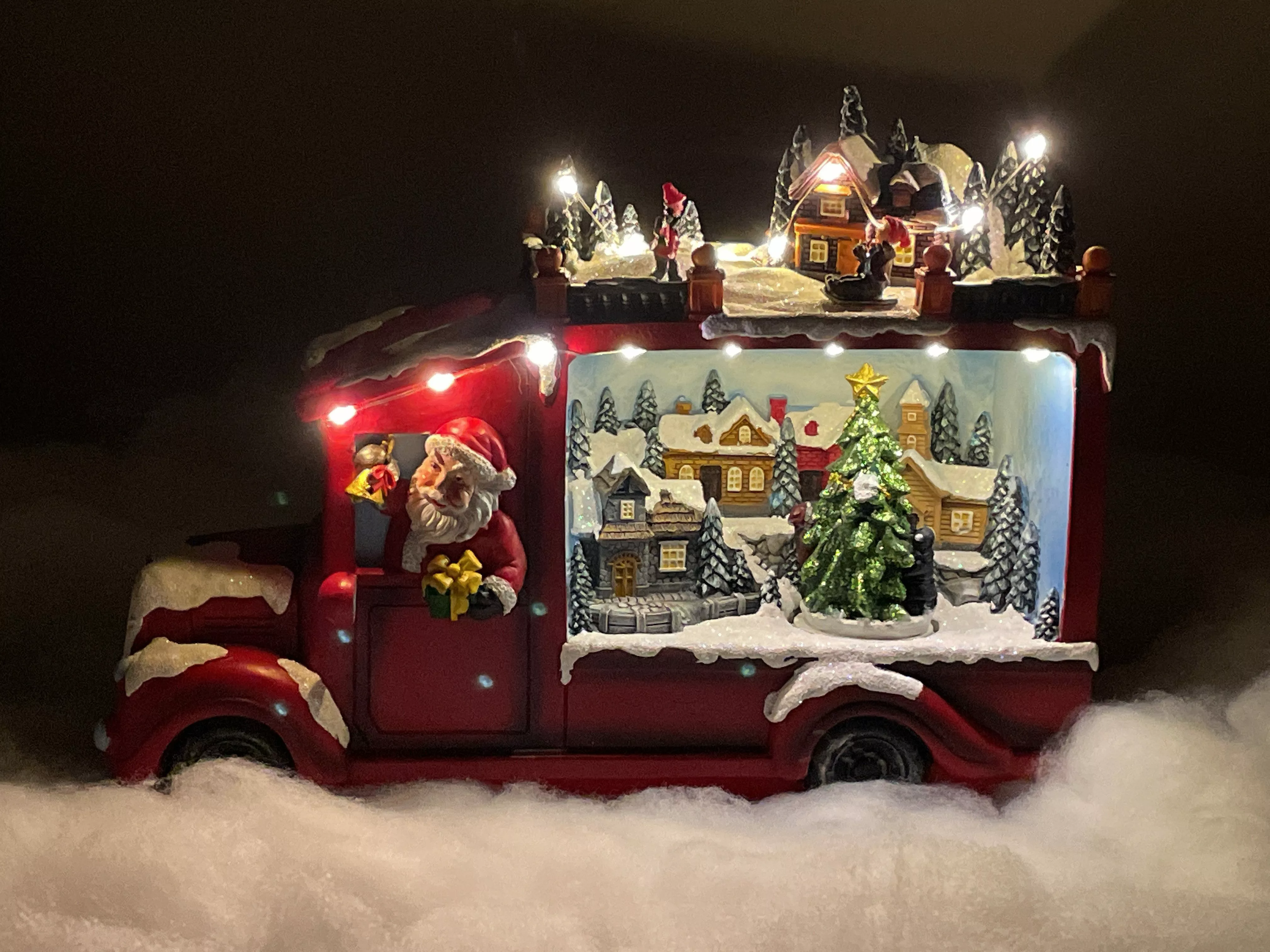 e4fun Dekofigur Weihnachtsdorf: Weihnachtsmann im LKW günstig online kaufen