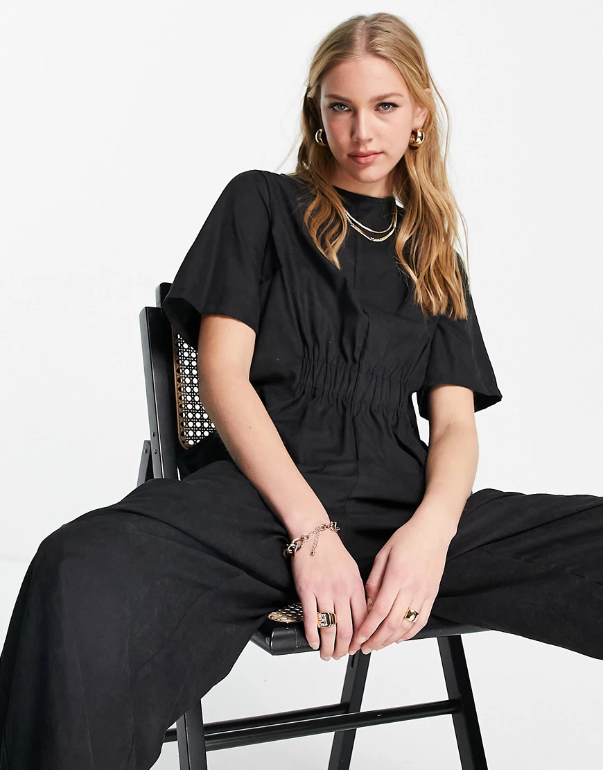 ASOS DESIGN – Schlicher Jumpsuit aus Cupro in Schwarz mit geraffter Taille günstig online kaufen