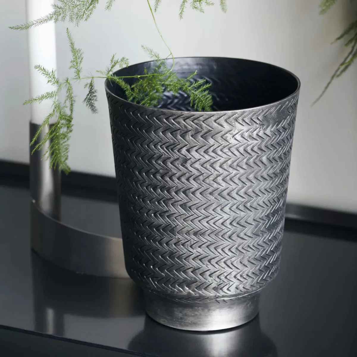 Übertopf Oli aus Aluminium in Silber/Schwarz mit Muster günstig online kaufen
