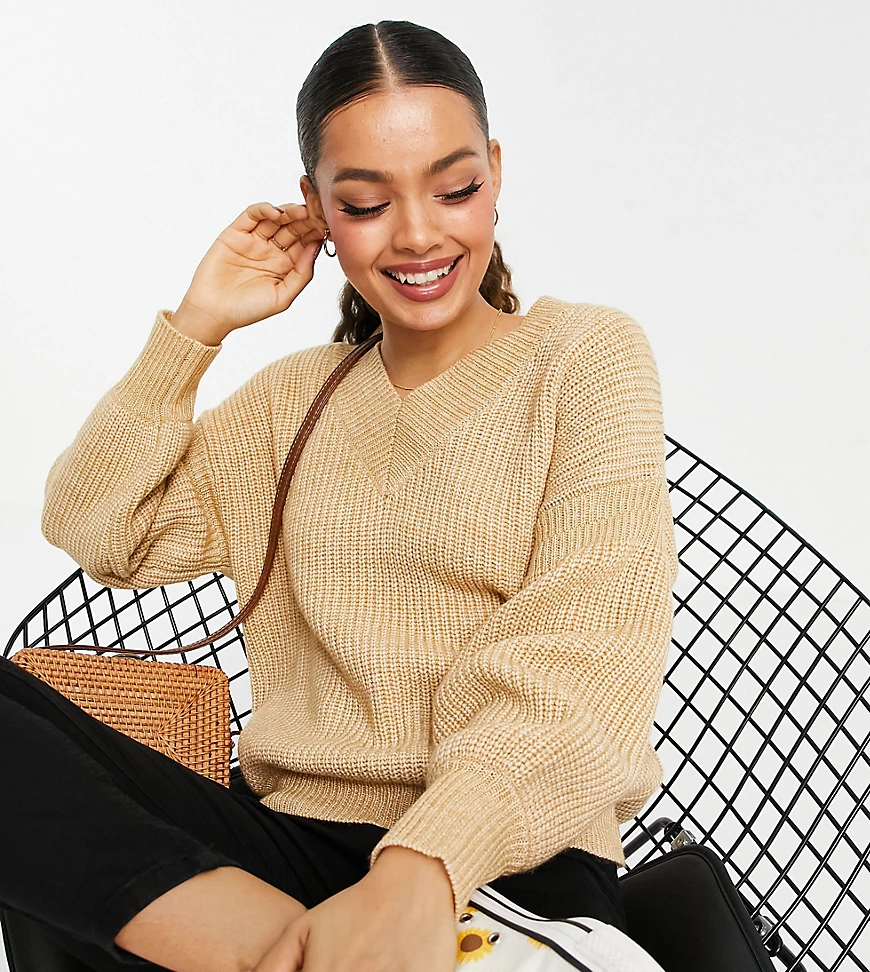 ASOS DESIGN Petite – Flauschiger Pullover in Kamelbraun mit V-Ausschnitt-Ne günstig online kaufen