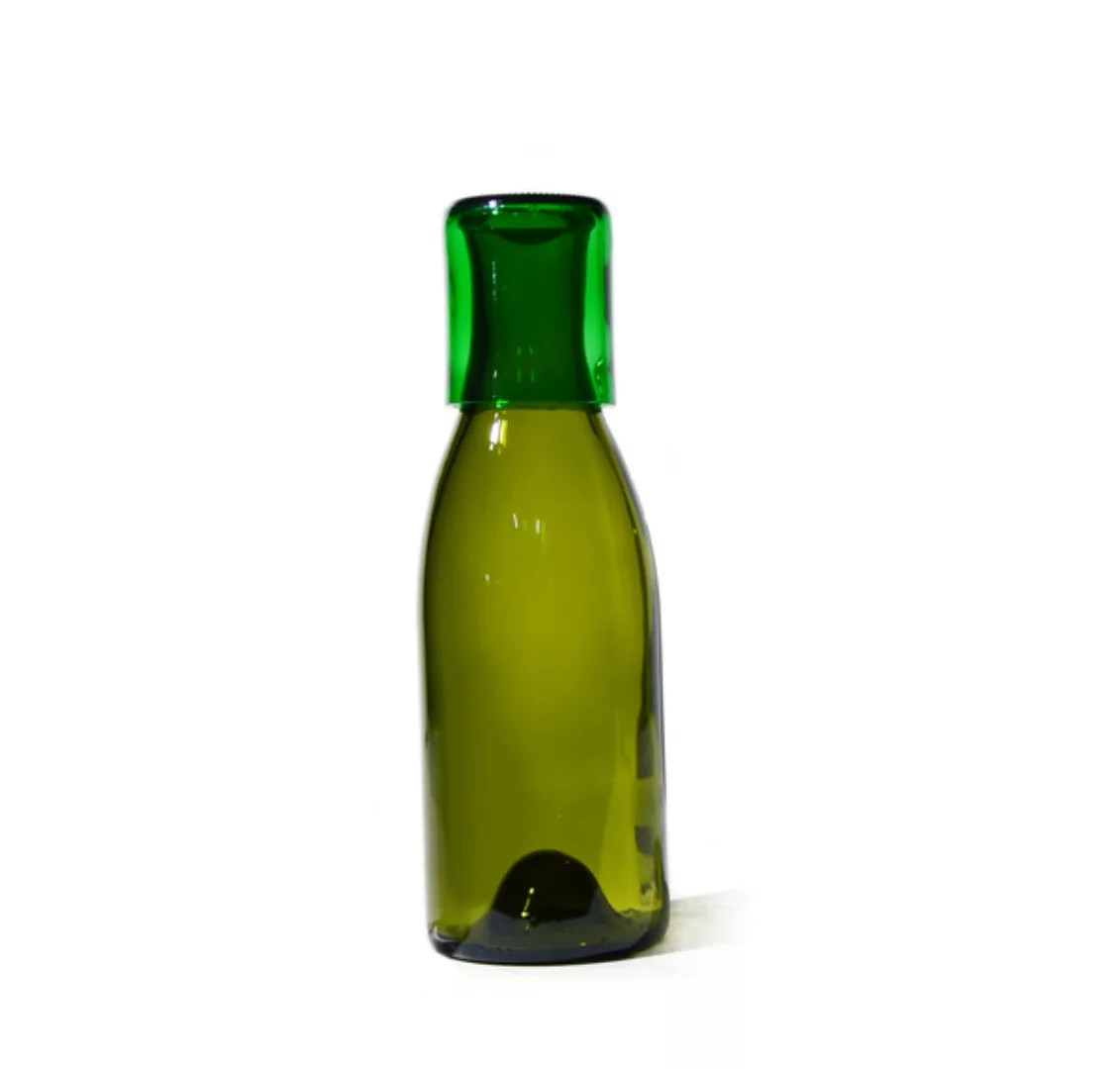 Upcycling Glaskaraffe Aus Magnum-burgunderflasche Mit Grünem Becher (1,5 l) günstig online kaufen