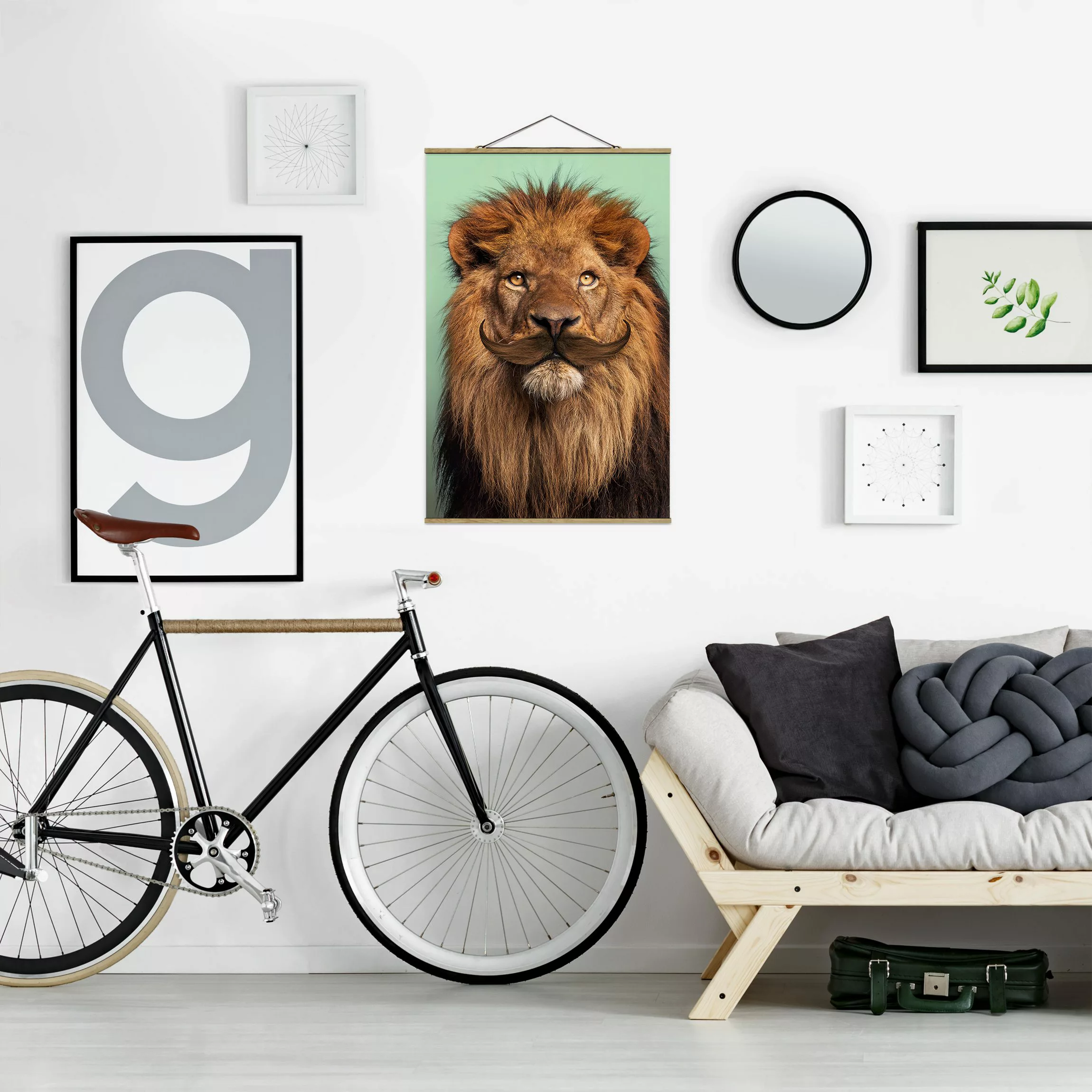 Stoffbild Tiere mit Posterleisten - Hochformat Löwe mit Bart günstig online kaufen