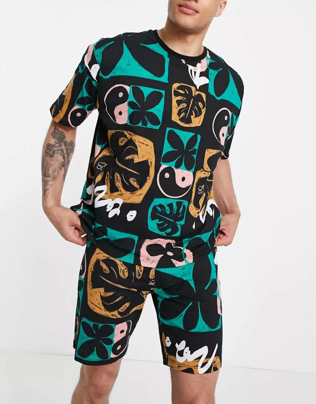 ASOS DESIGN – Lounge-Pyjama mit T-Shirt und Shorts mit Print-Mehrfarbig günstig online kaufen