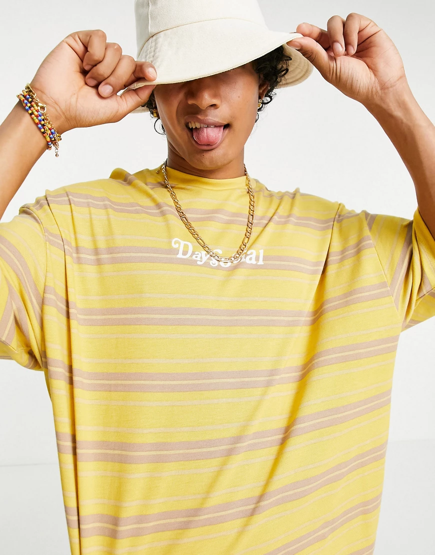 ASOS Daysocial – Oversize-T-Shirt mit Logoprint vorne in Senfgelb gestreift günstig online kaufen