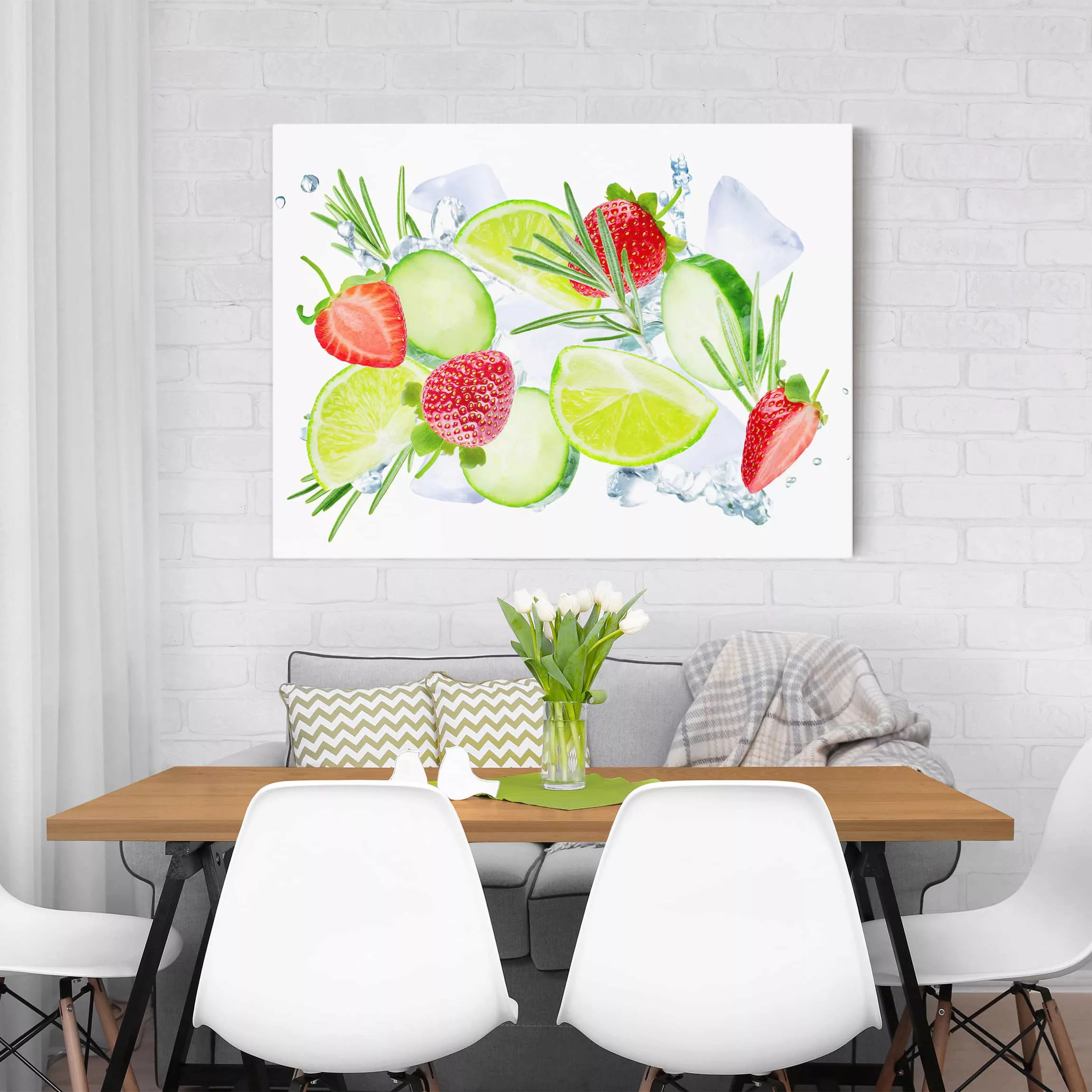 Leinwandbild Küche - Hochformat Erdbeeren Limetten Eiswürfel Splash günstig online kaufen