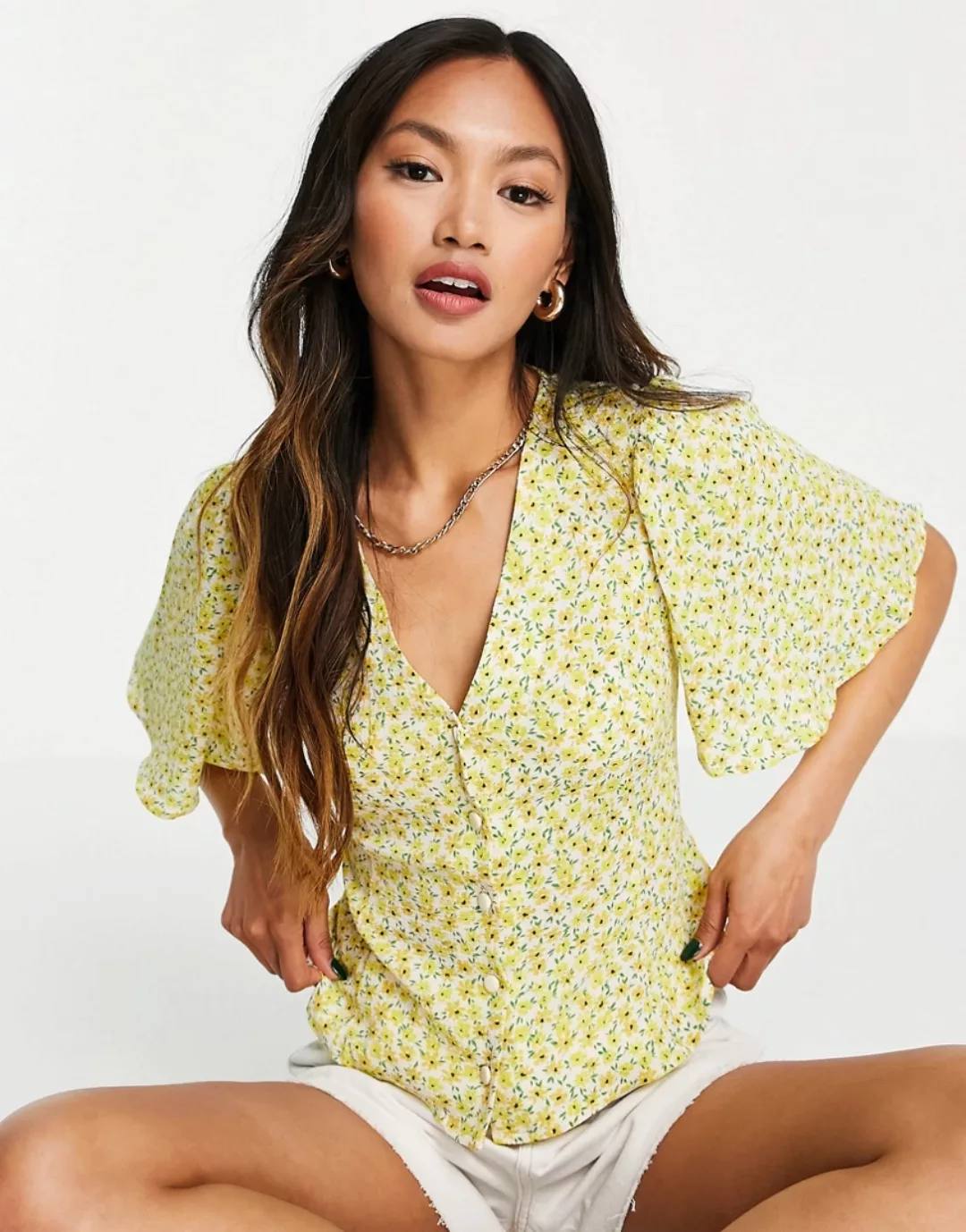 ASOS DESIGN – Kurzärmlige Bluse mit Blümchenmuster in Gelb-Mehrfarbig günstig online kaufen