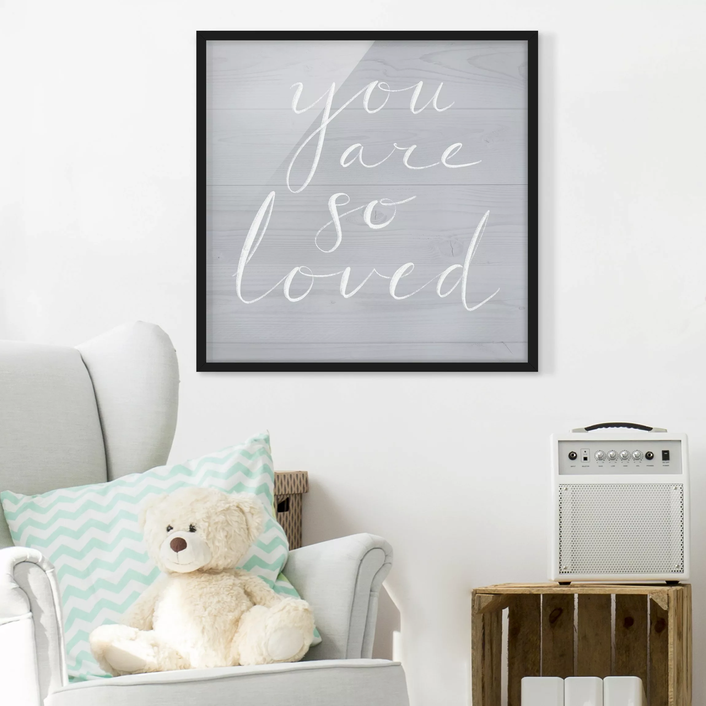 Bild mit Rahmen Spruch - Quadrat Holzwand grau - Loved günstig online kaufen