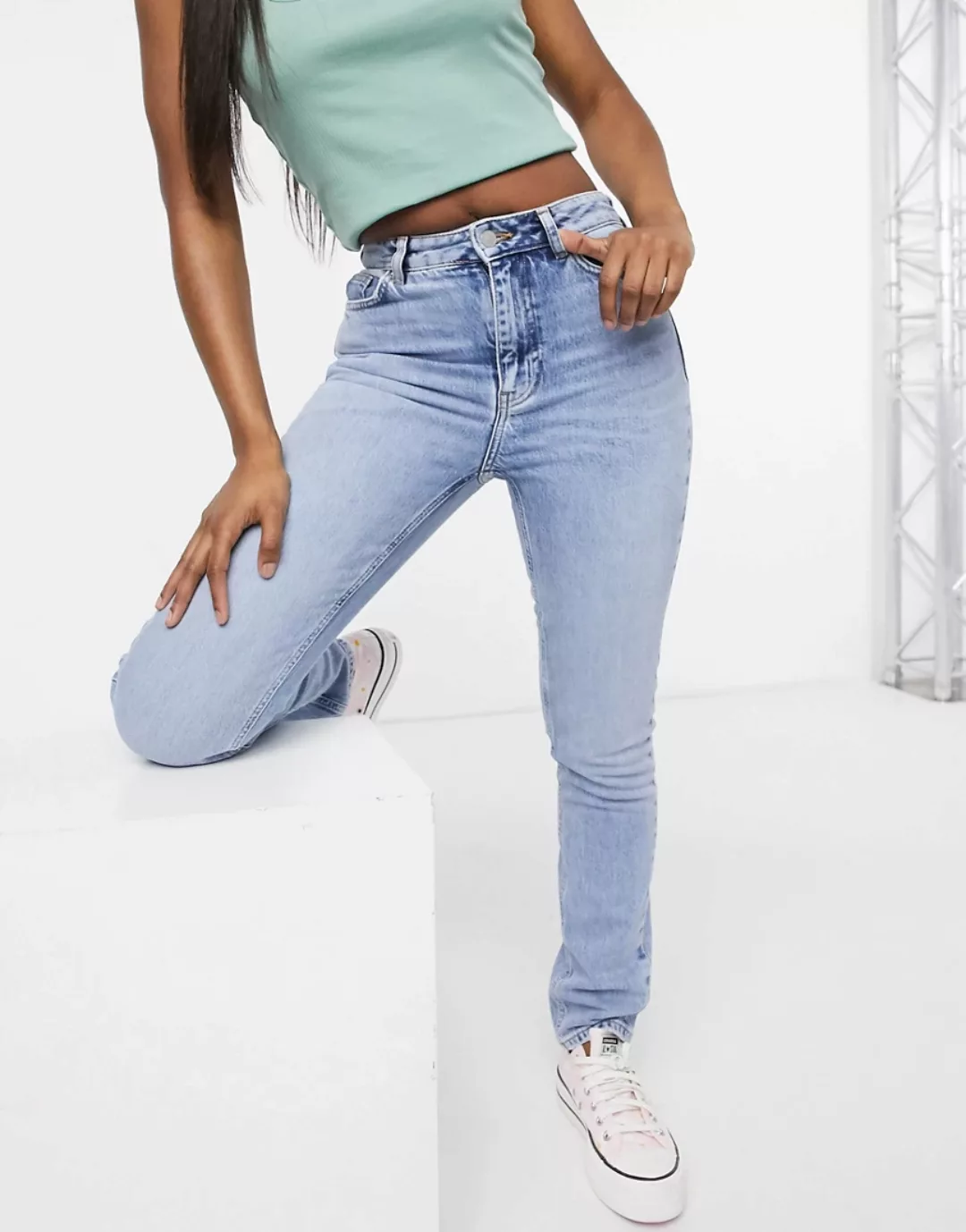 New Look – Lässige Jeans mit engem Schnitt in Hellblau günstig online kaufen