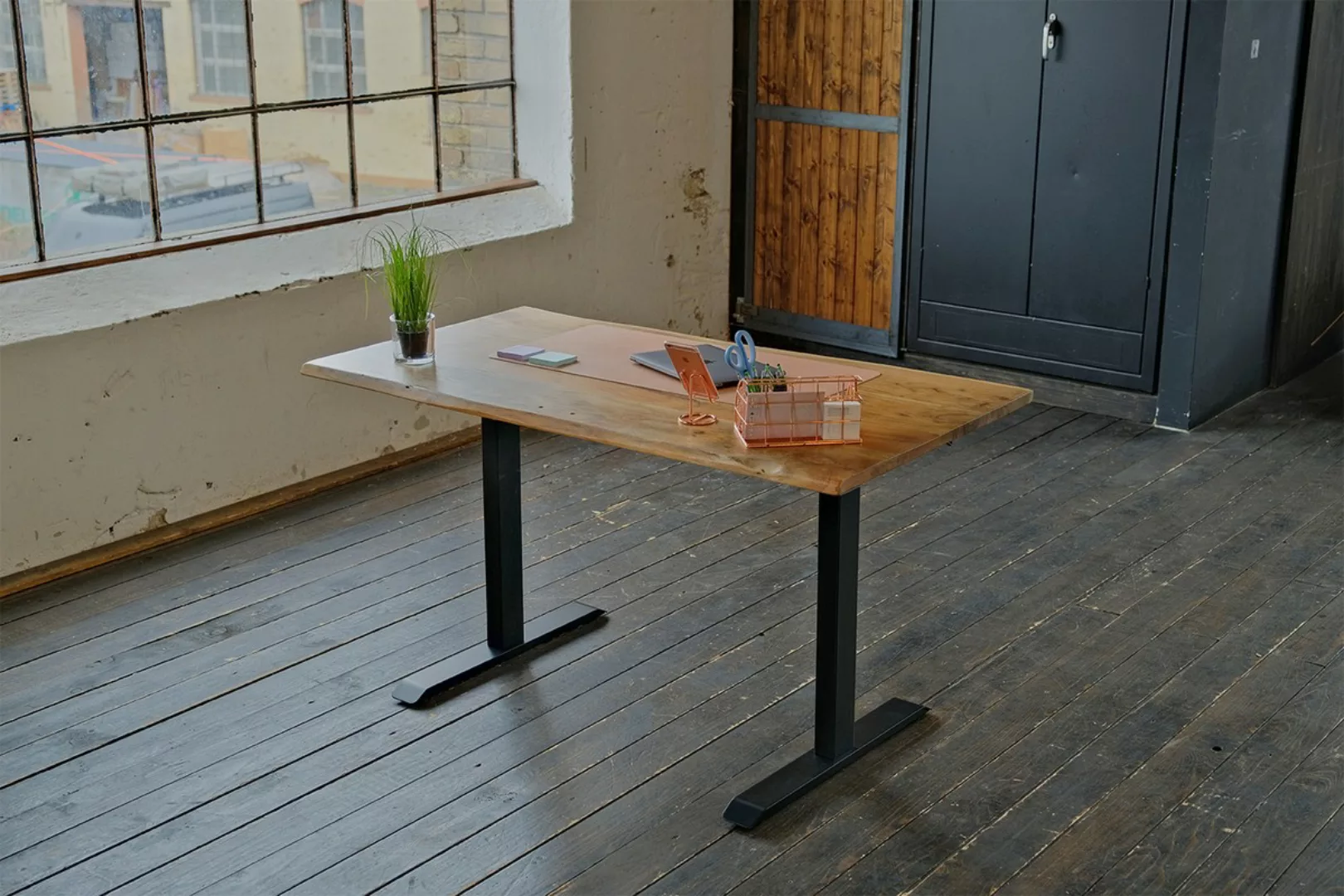 KAWOLA Schreibtisch LORA elektrisch höhenverstellbar mit Baumkante massiv günstig online kaufen