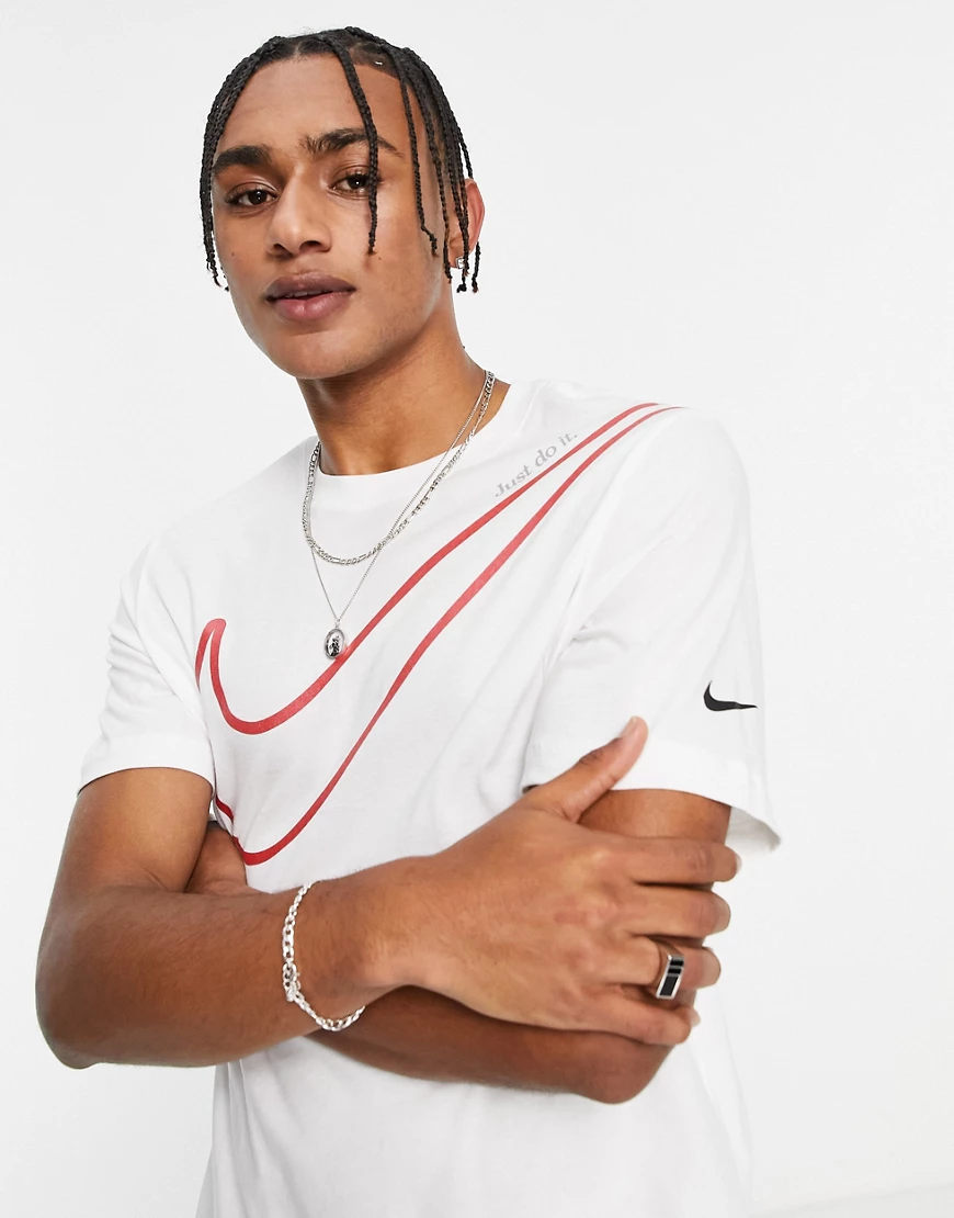 Nike – T-Shirt in Weiß und Rot mit großem Logo günstig online kaufen