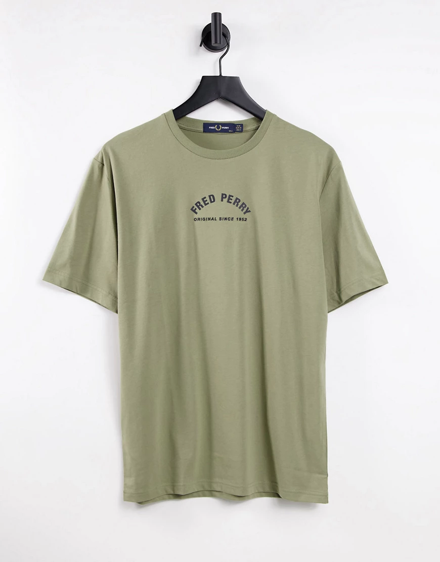 Fred Perry – T-Shirt in Salbeigrün mit halbrundem Logo-Weiß günstig online kaufen