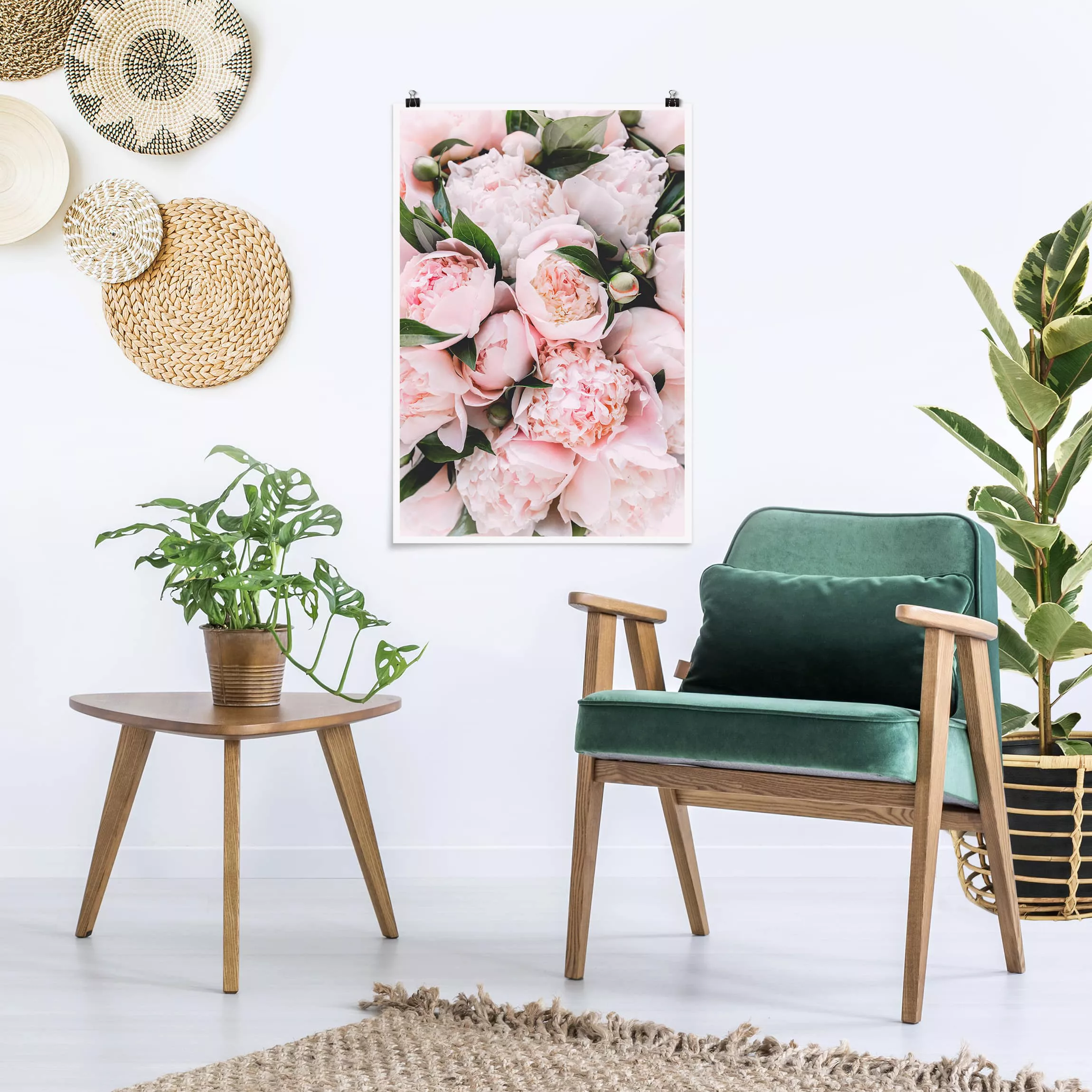 Poster Blumen - Hochformat Rosa Pfingstrosen mit Blättern günstig online kaufen