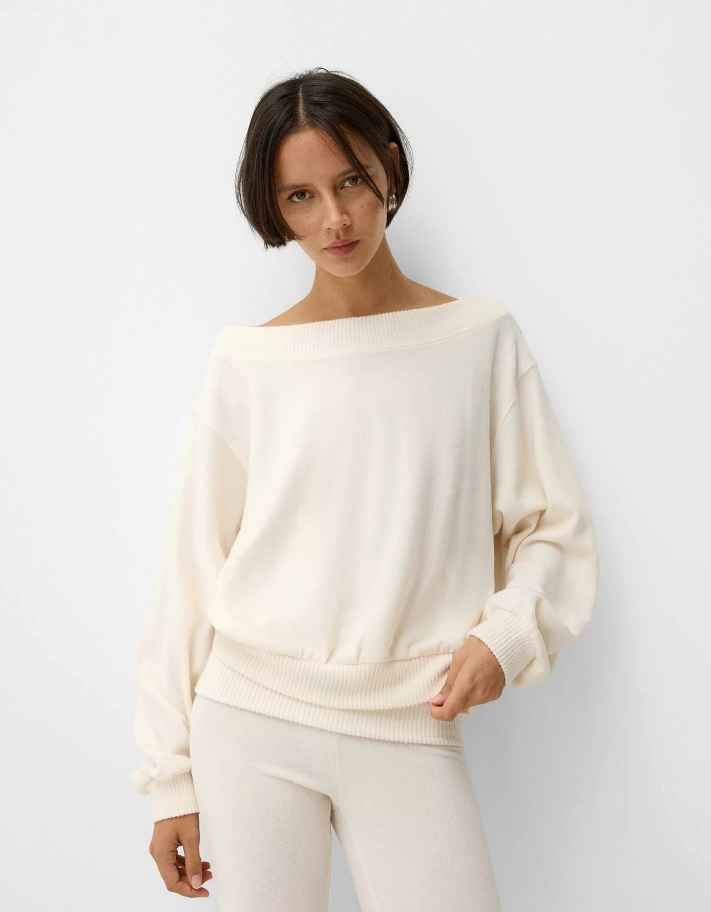 Bershka Asymmetrischer Soft-Touch-Pullover Damen S Rohweiß günstig online kaufen