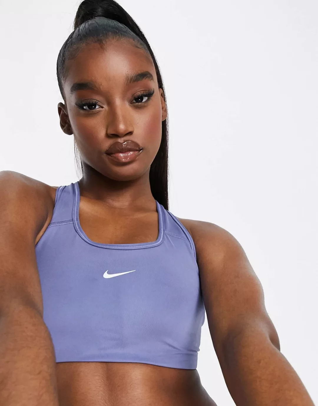 Nike Training – Wattierter Sport-BH mit Swoosh-Logo und mittlerer Stützfunk günstig online kaufen