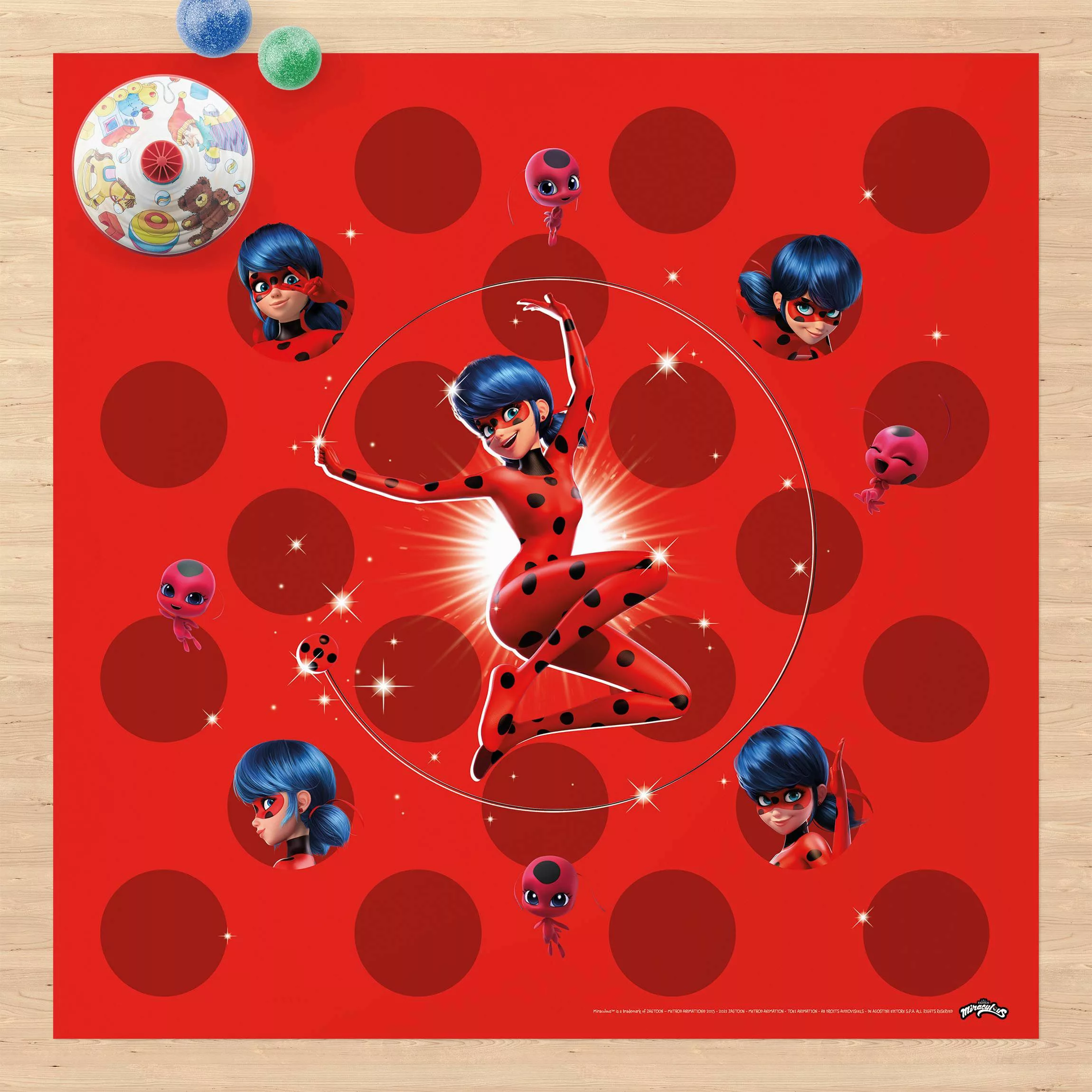 Vinyl-Teppich Miraculous Ladybug auf roten Punkten günstig online kaufen
